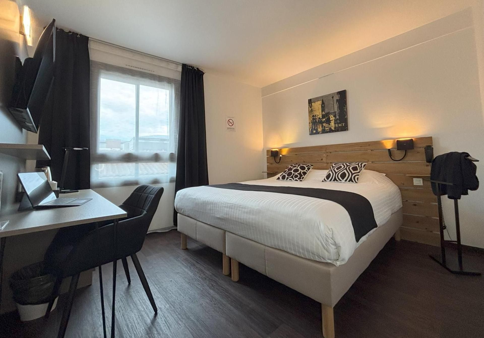 Inter-Hotel Cognac Le Valois Superior King Room 3