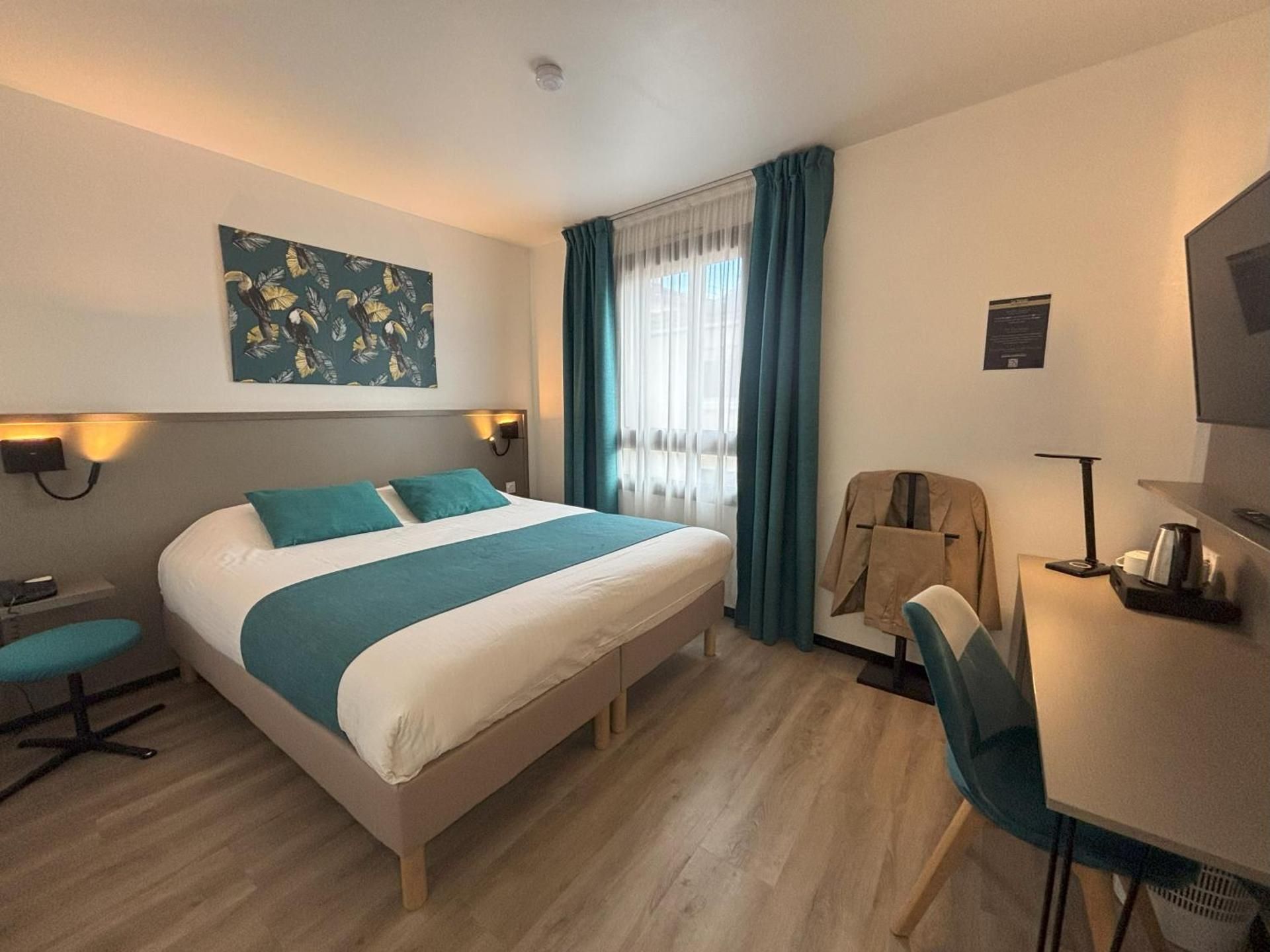 Inter-Hotel Cognac Le Valois Superior King Room 2