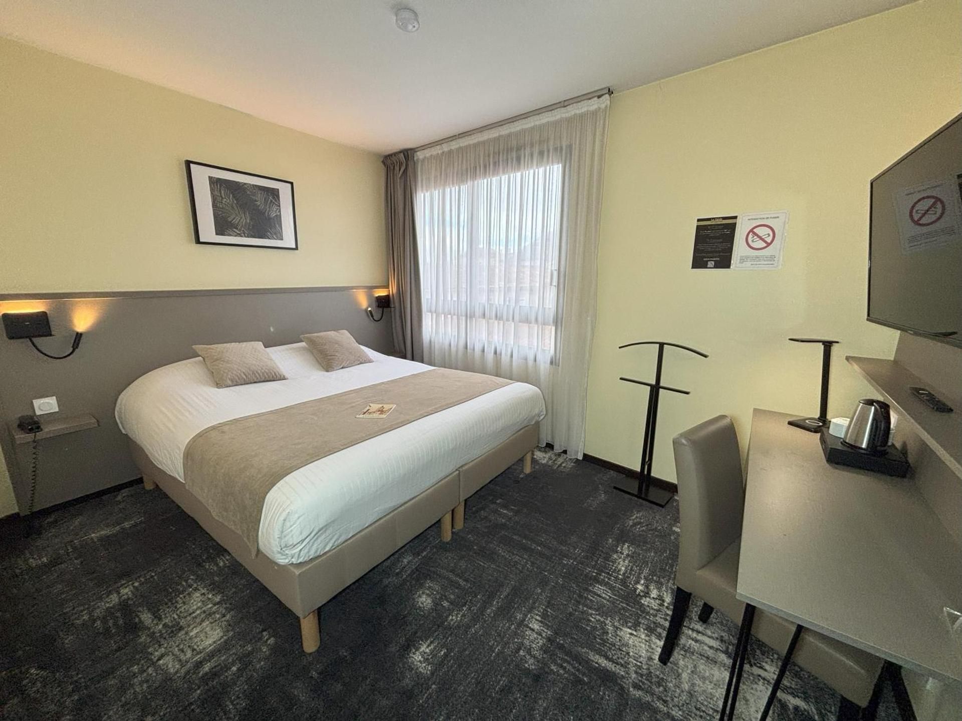 Inter-Hotel Cognac Le Valois Superior King Room