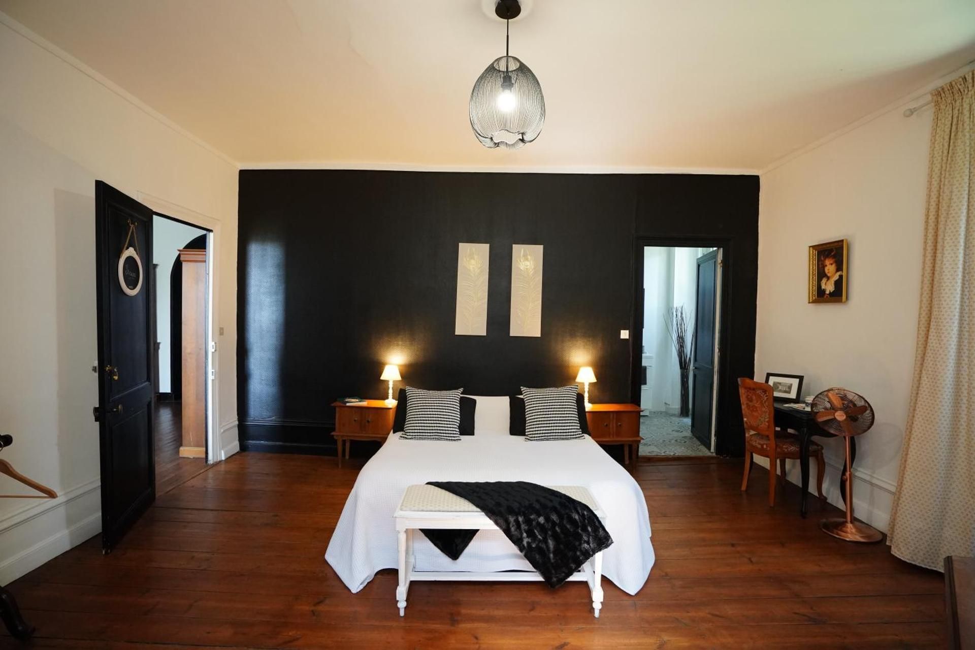 Chateau de Champblanc One-Bedroom Suite