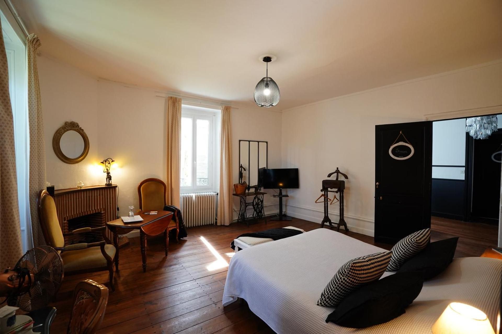 Chateau de Champblanc One-Bedroom Suite 3