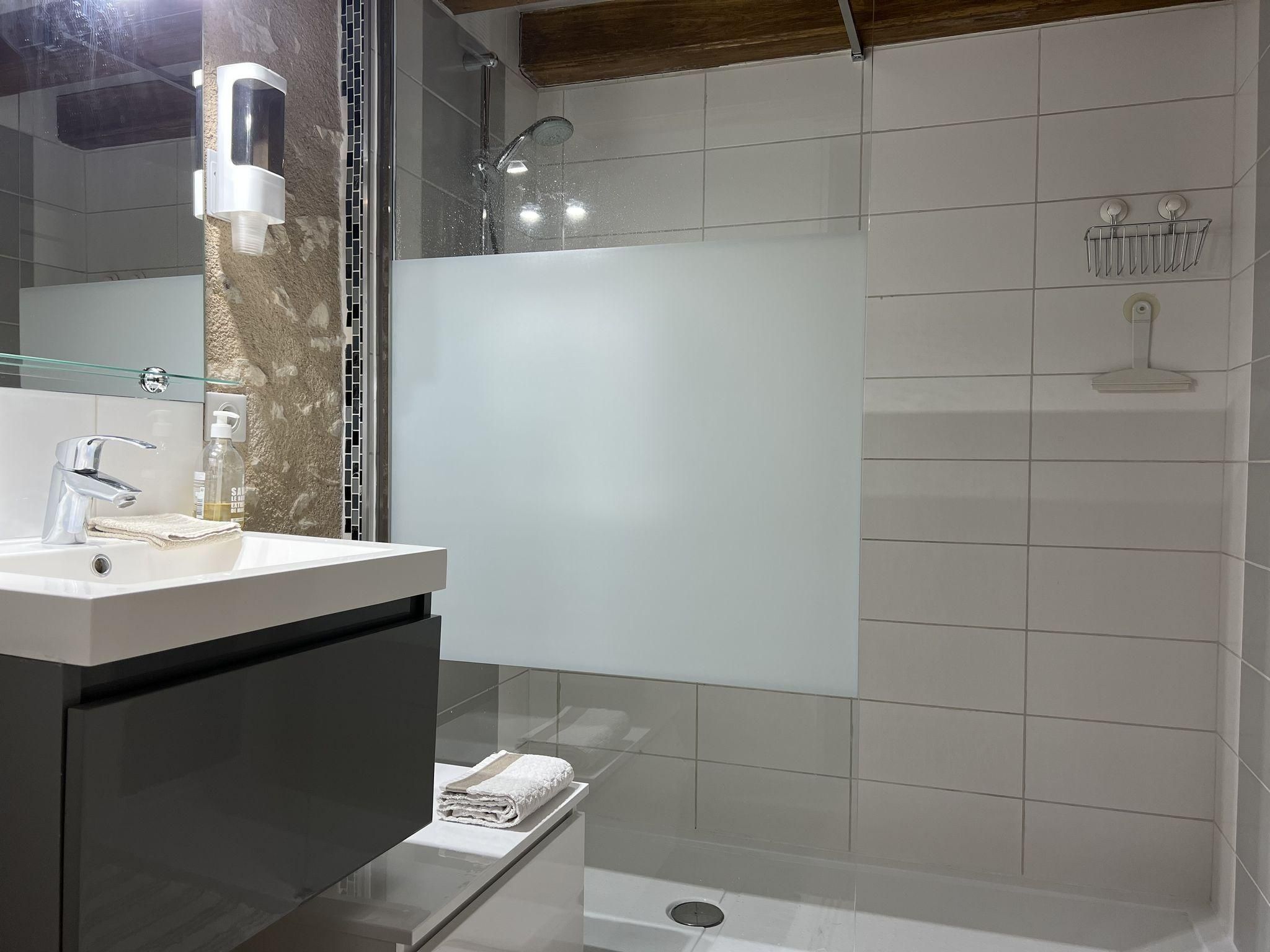 Gites de Gondières Le Pigeonnier de Gondière-Gîte-Romantique-Salle d'eau-Vue sur Jardin 2