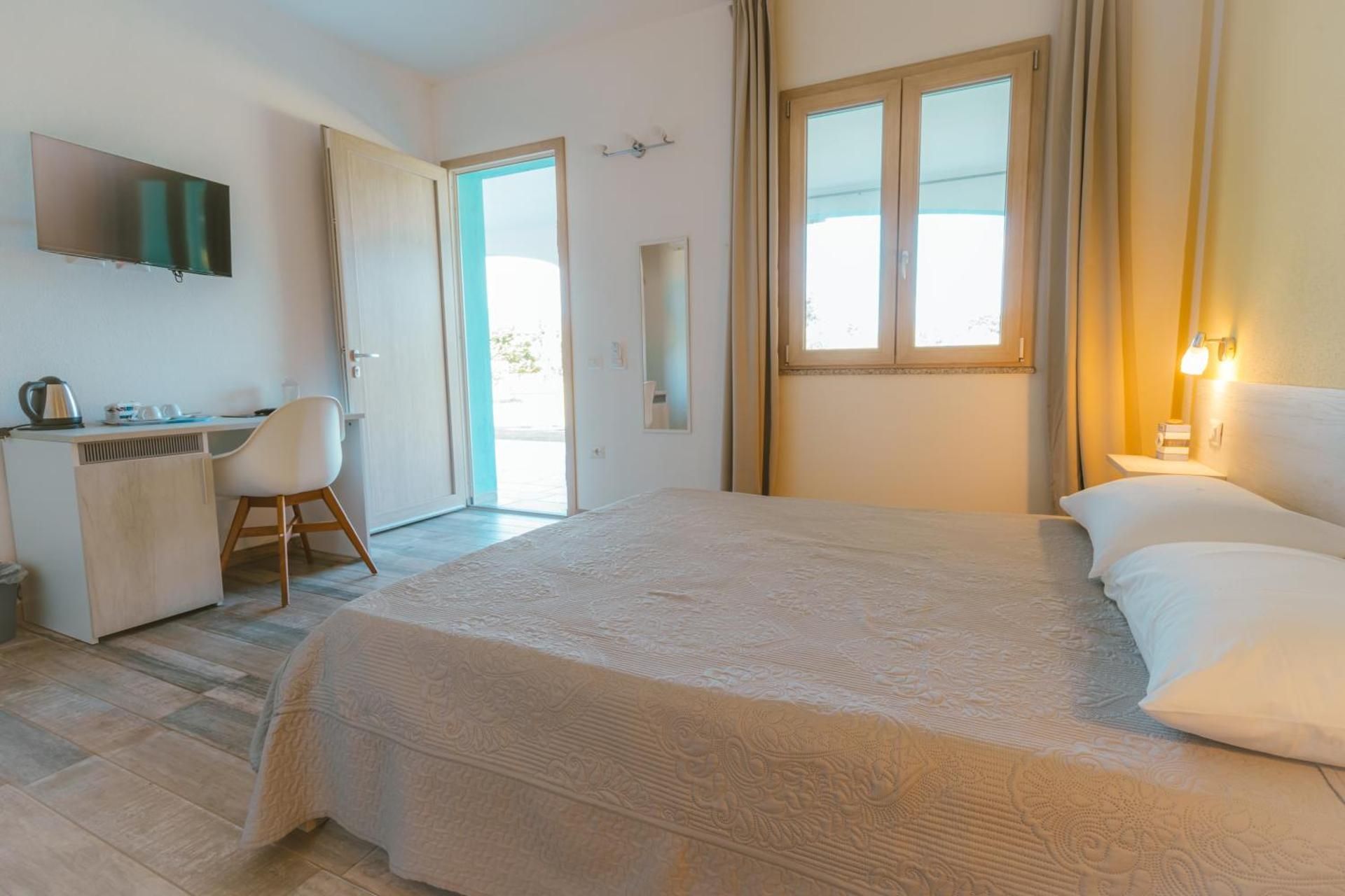 Deluxe Double Room (2 Adults + 1 Child)