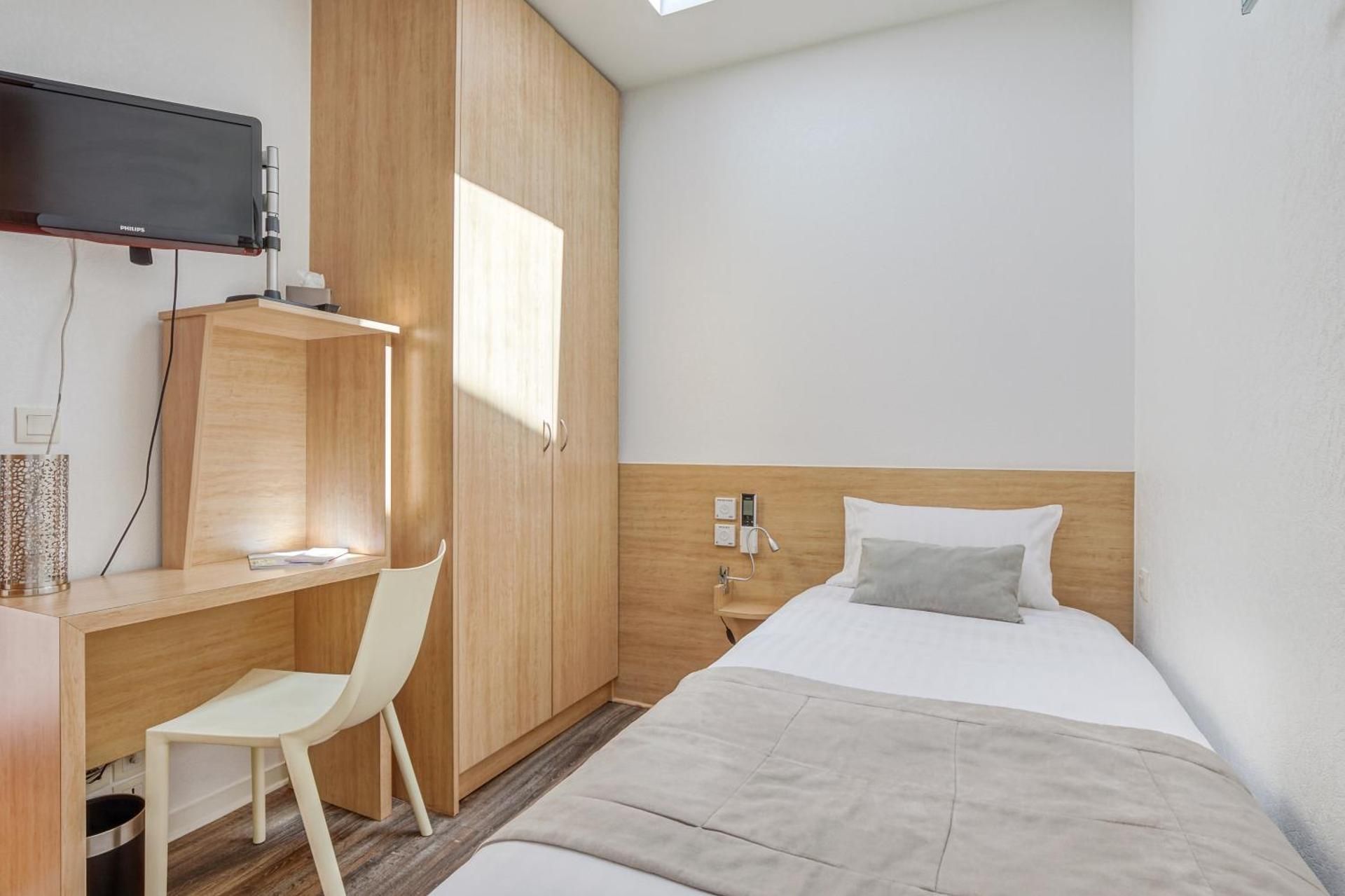 Hotel des Voyageurs Centre Bastide Small Attic Room