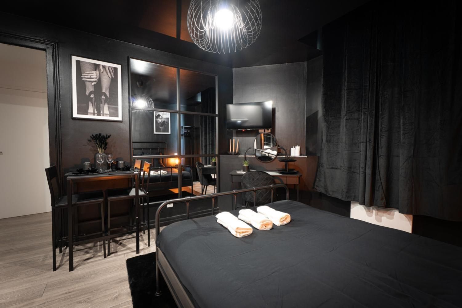 THEM'APPARTS BORDEAUX Sainte Croix One-Bedroom Apartment with Spa Bath