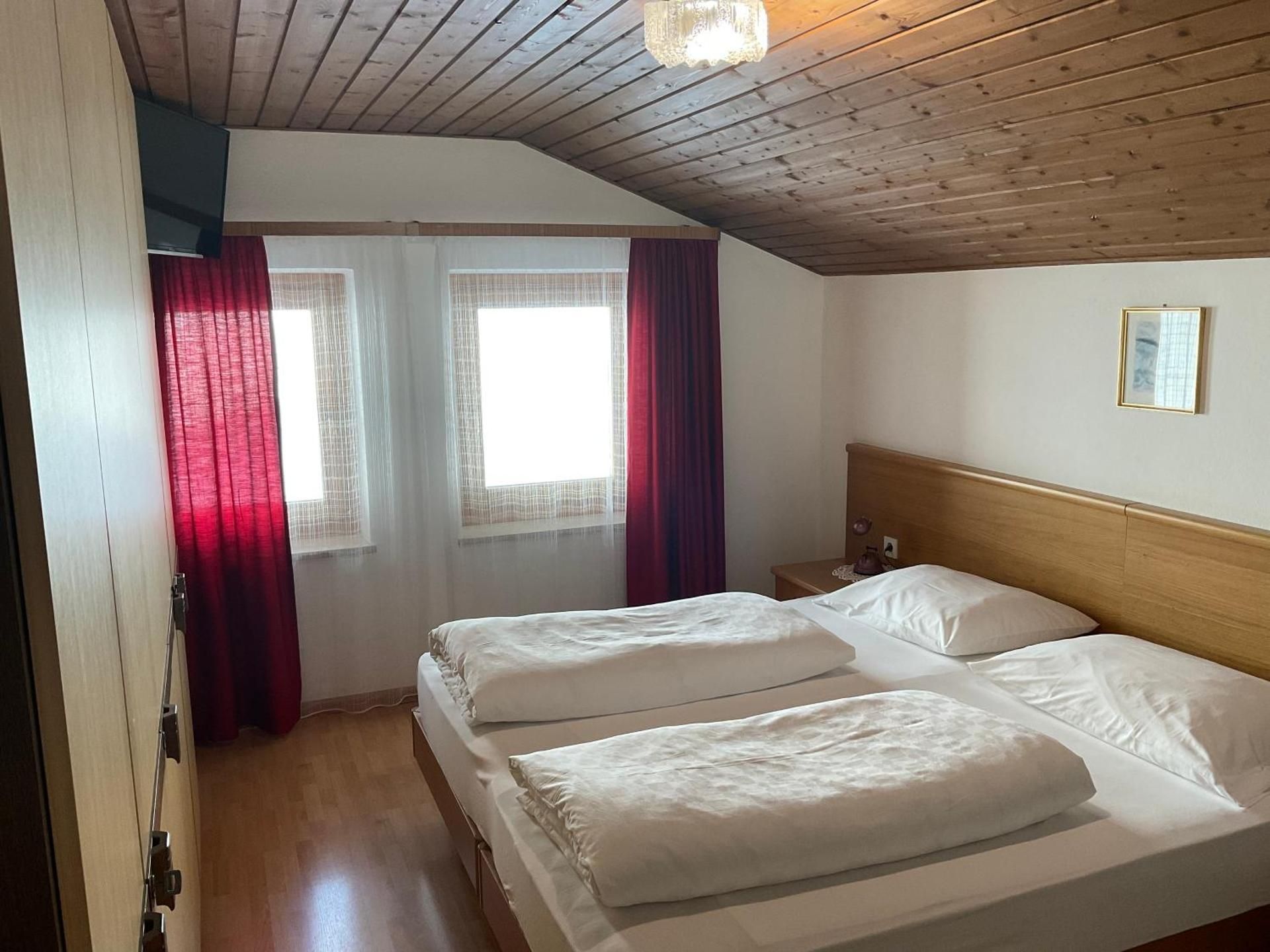 Family Room (2 Adults + 4 Children)