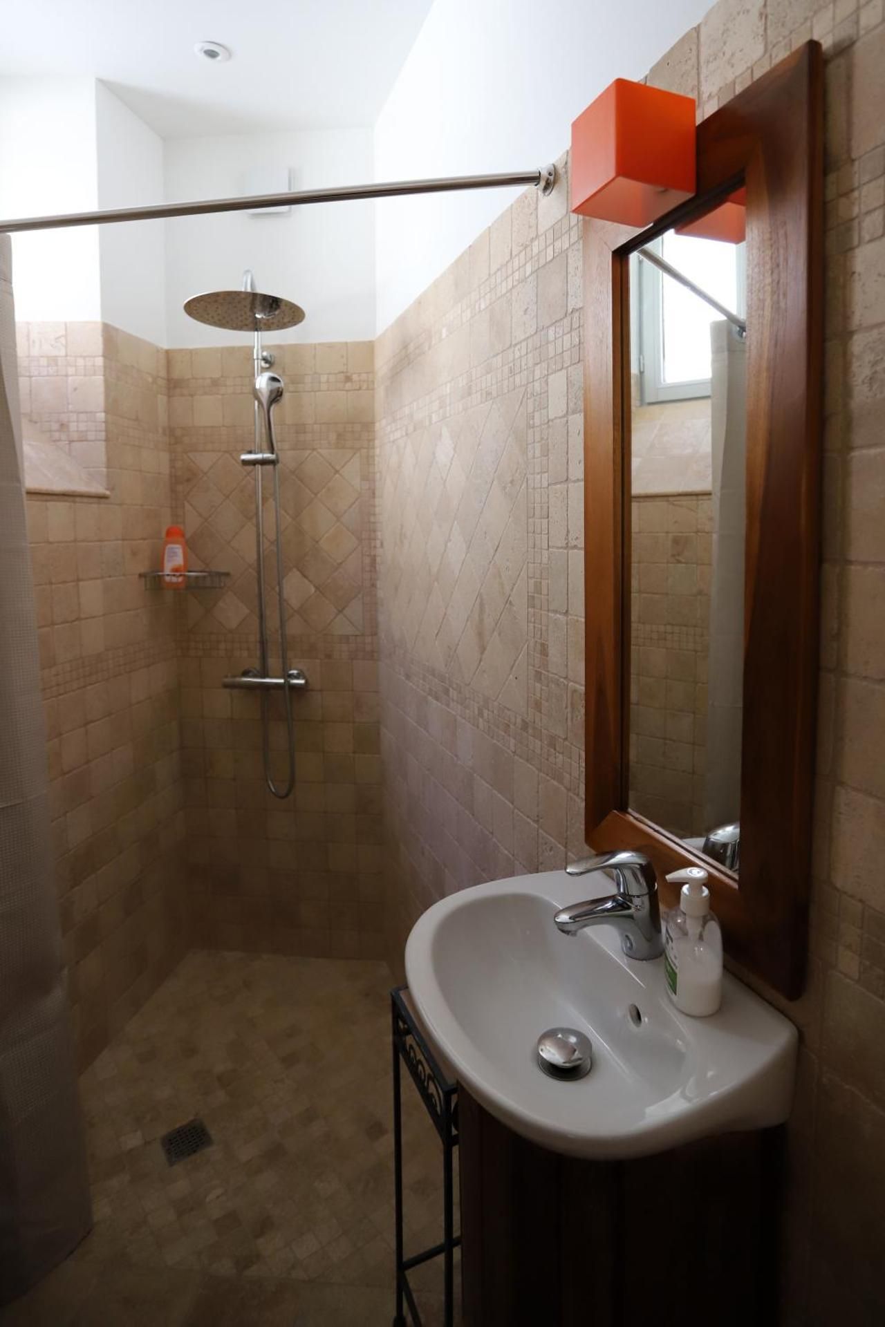 Studio Apartment Le Petit Victoire