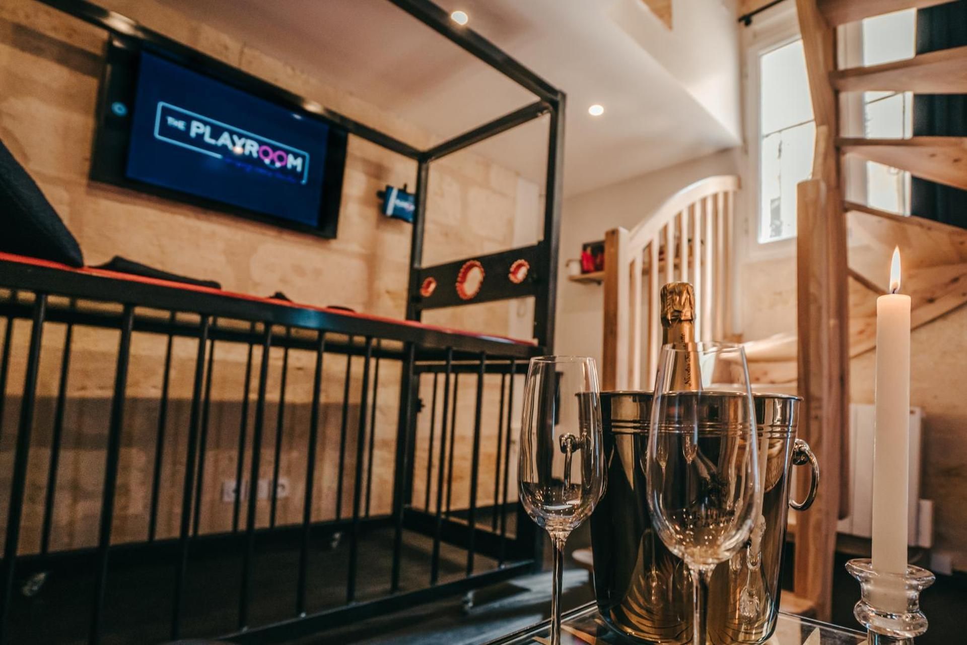 LOVE ROOM Bordeaux Playroom avec salle de jeux pour adultes et lit a eau chauffant