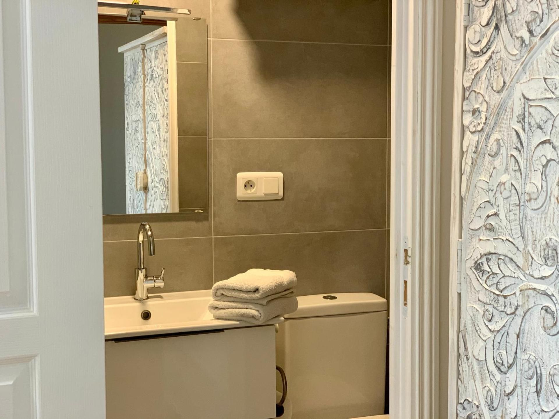 Deluxe Double Room with Shower 3