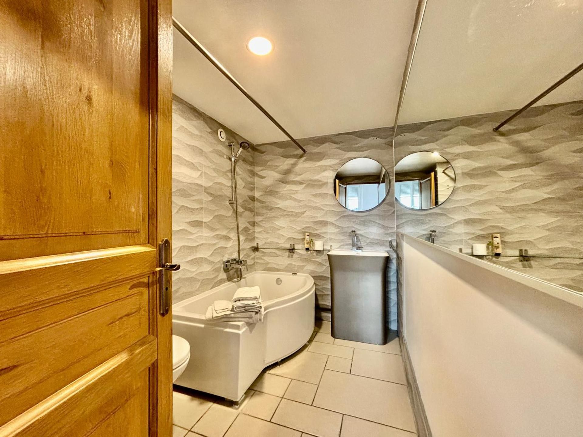 Double Room with City View 4