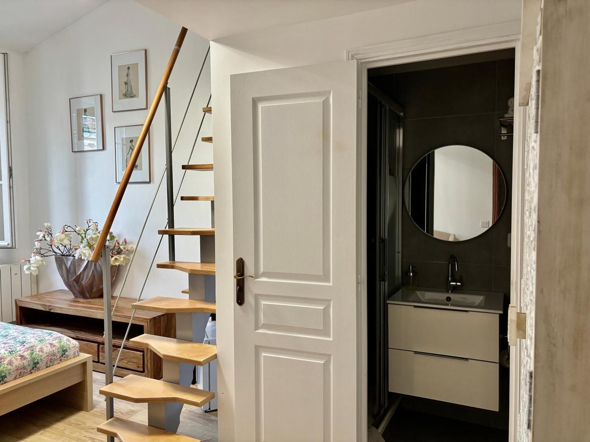 Deluxe Double Room with Shower 3