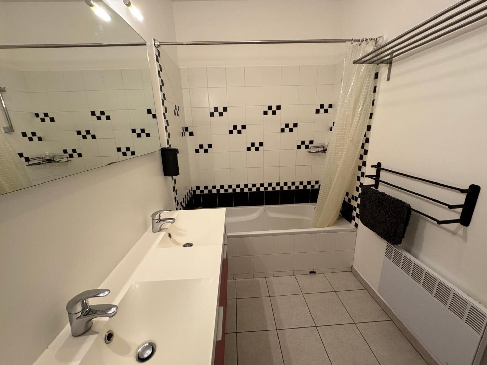 Du calme en pleine ville Jacuzzi Double Room with Garden View 3