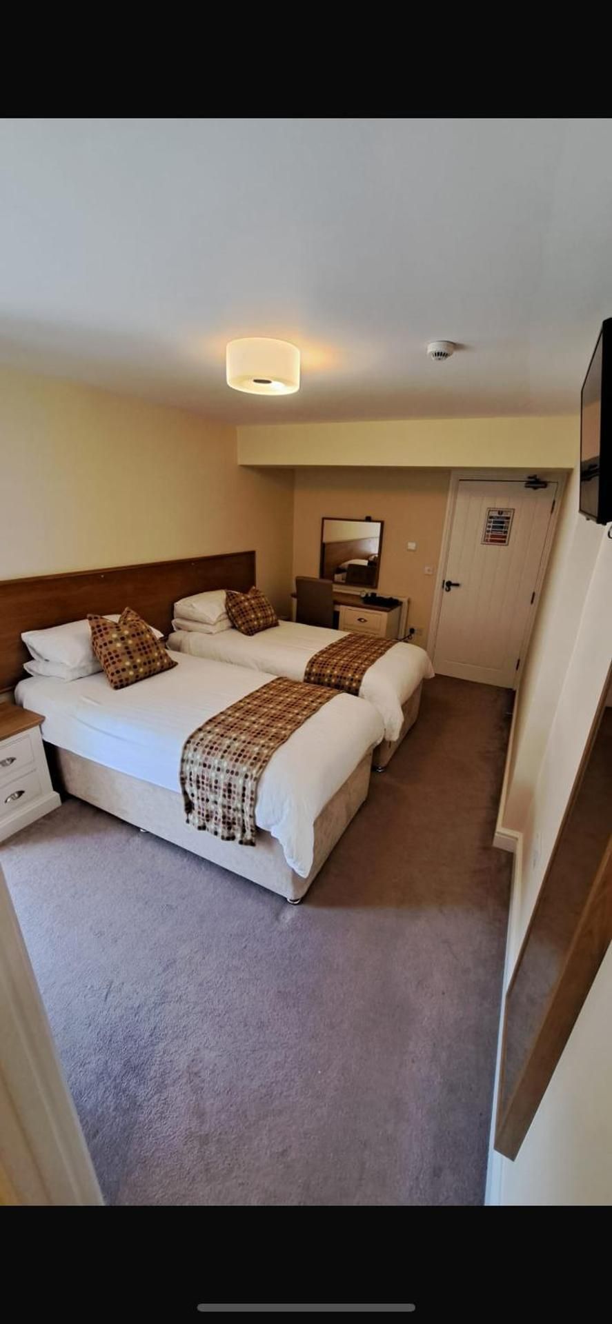 The Bedlinog Inn  Deluxe Twin Room 2