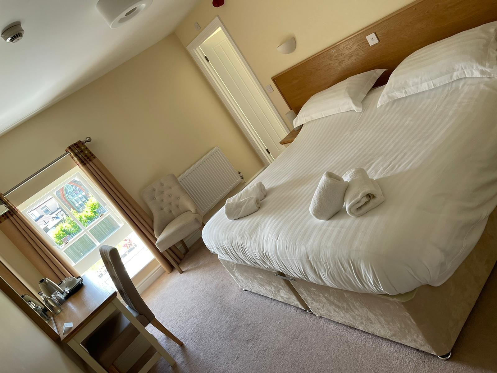 The Bedlinog Inn  Double room-King-Ensuite