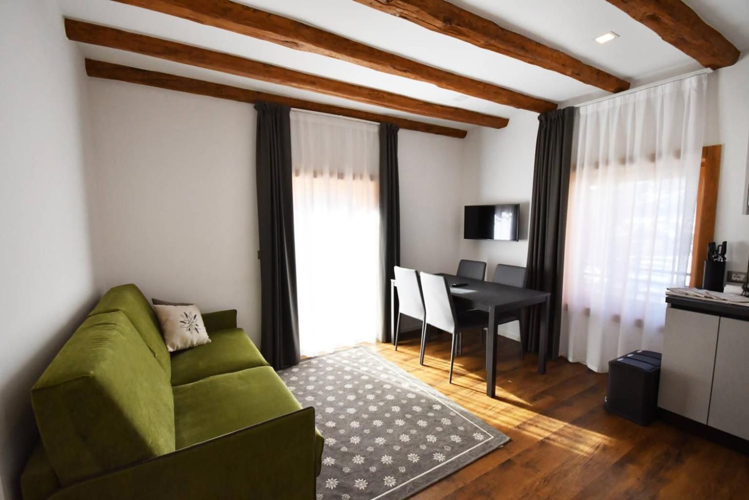 DELUXE APARTMENT