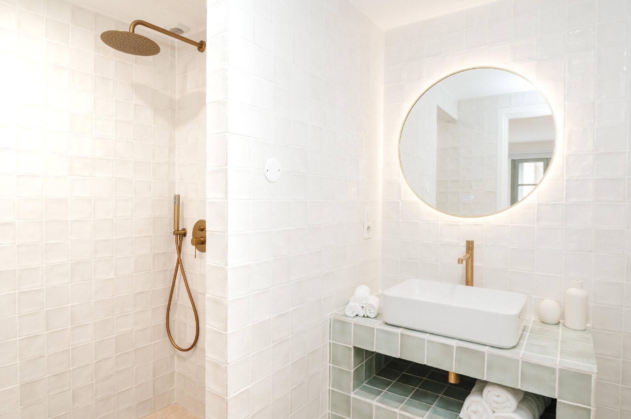 La Demeure de la Cité by Jean Bacou Julien-Double-Premium-Salle d'eau-Vue historique 3