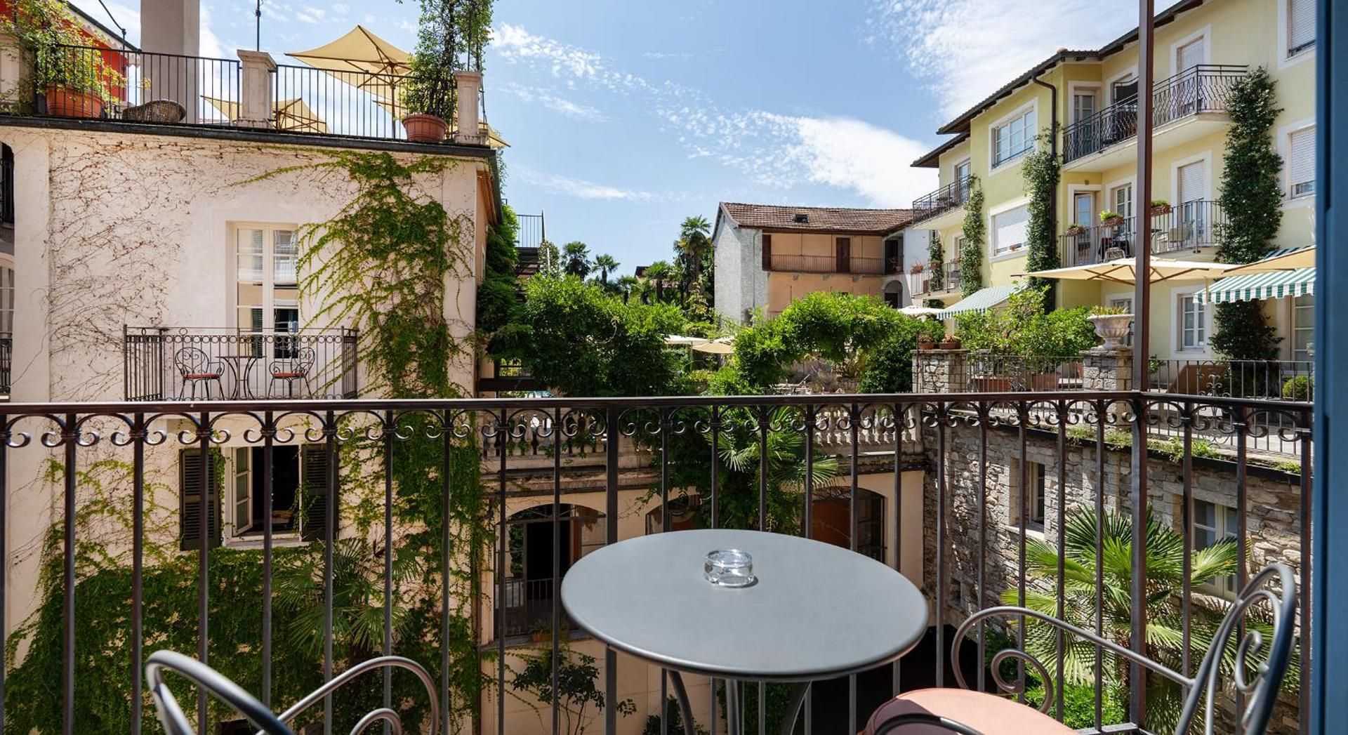 Apartment with Pool View