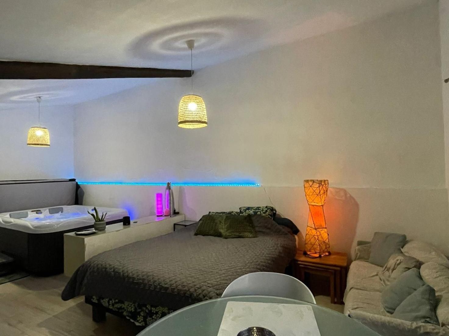 Studio with Spa Bath