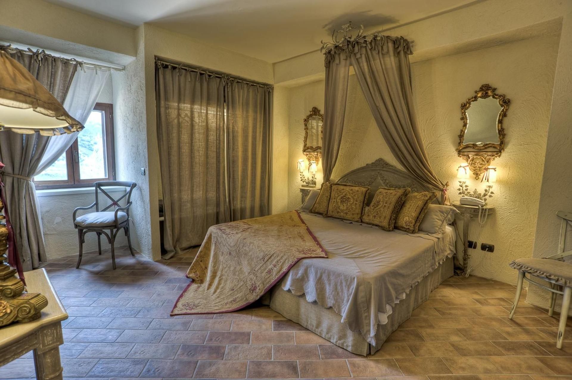 Superior One-Bedroom Apartment (4 Adults)
