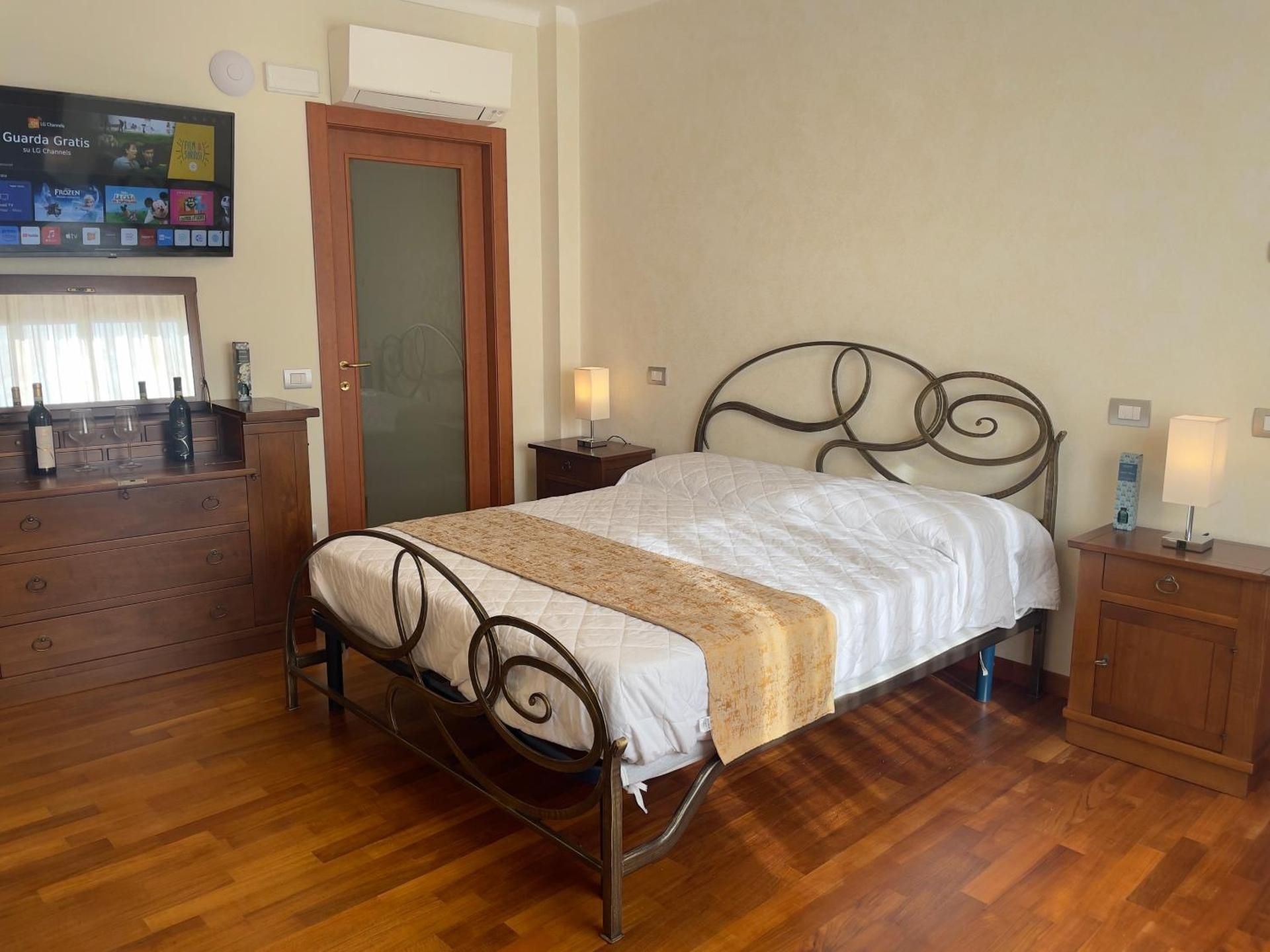 Landora Deluxe King Room