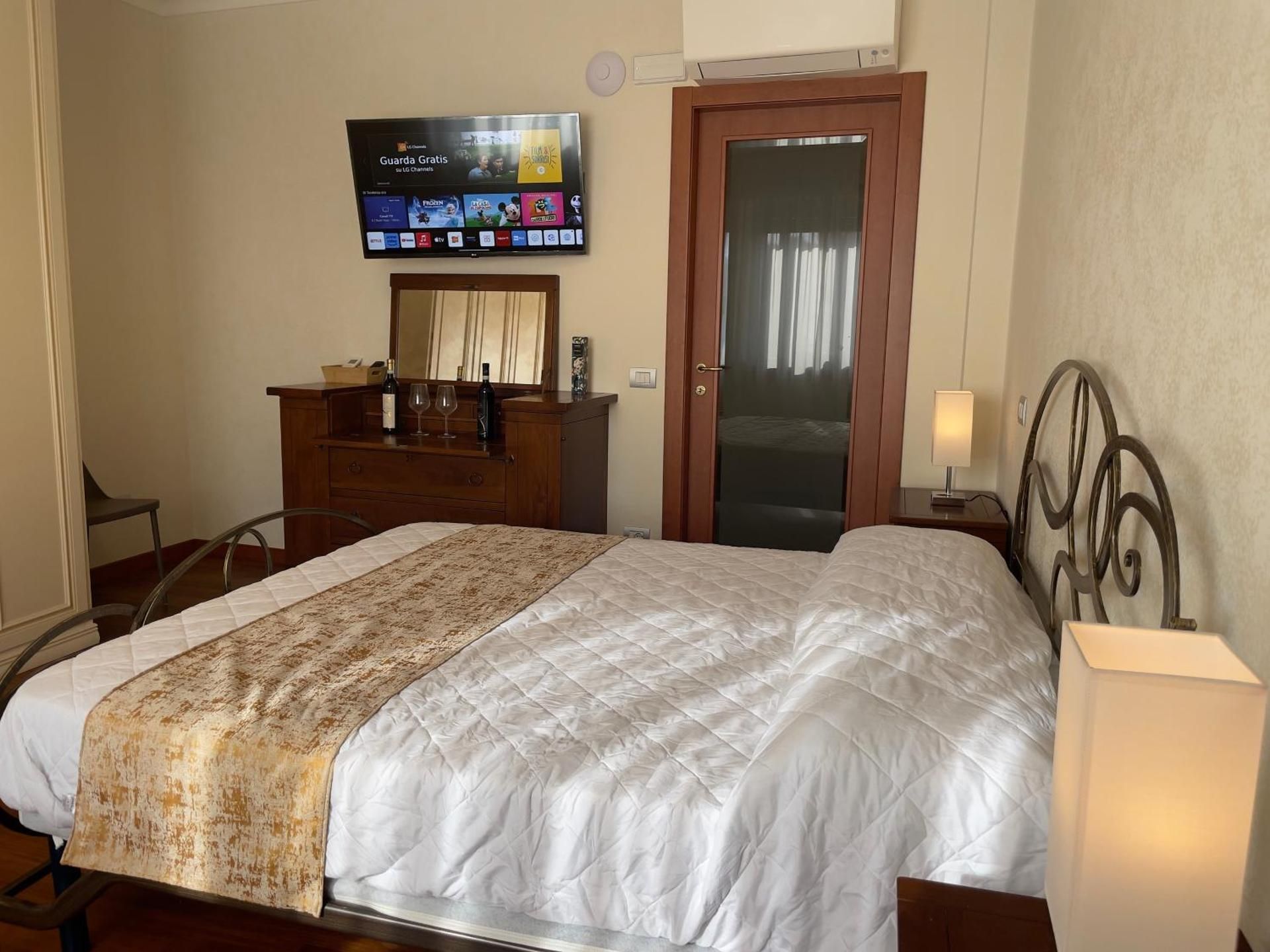 Landora Deluxe King Room 2