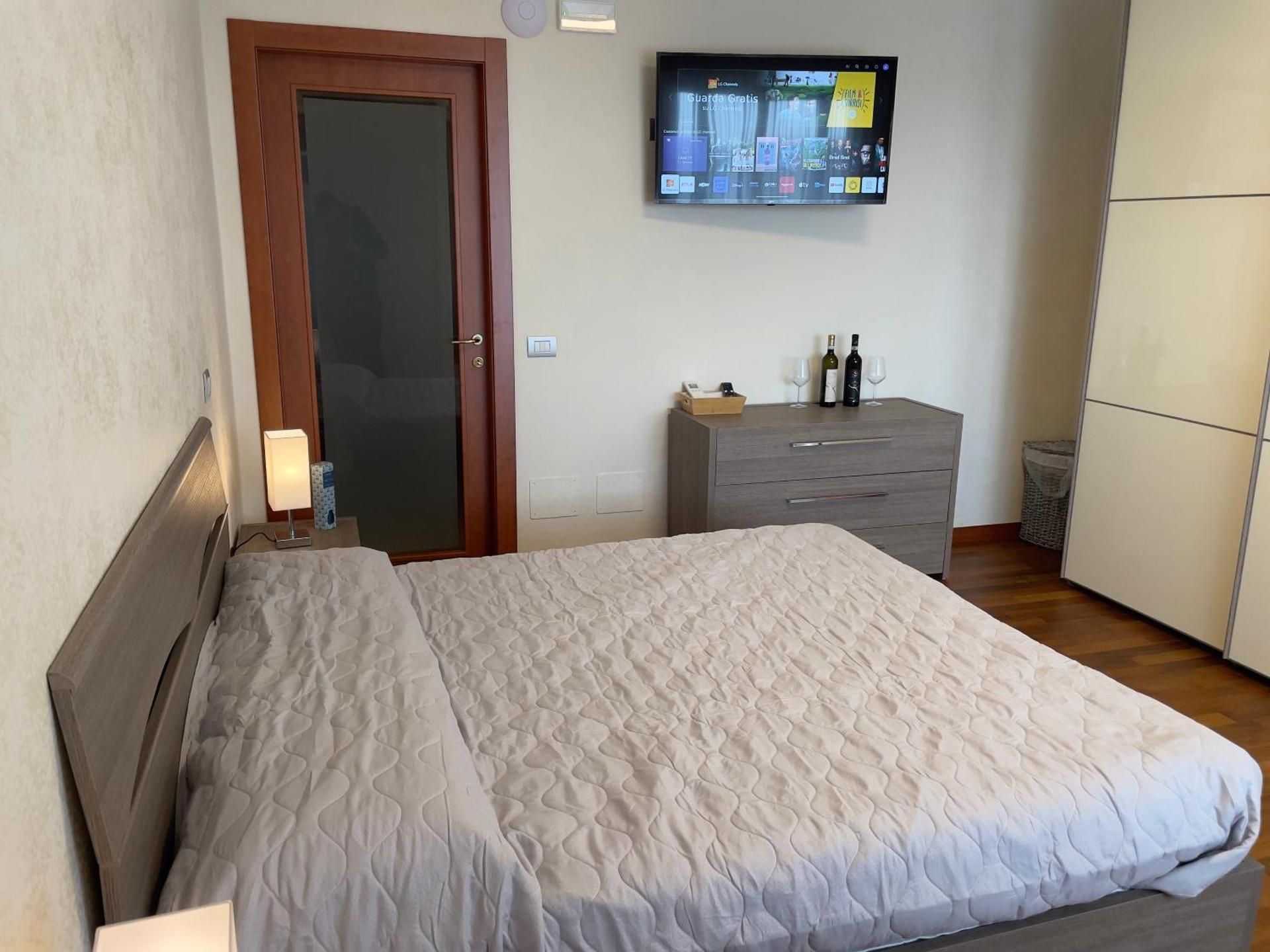 Landora Deluxe Double Room with Balcony 2