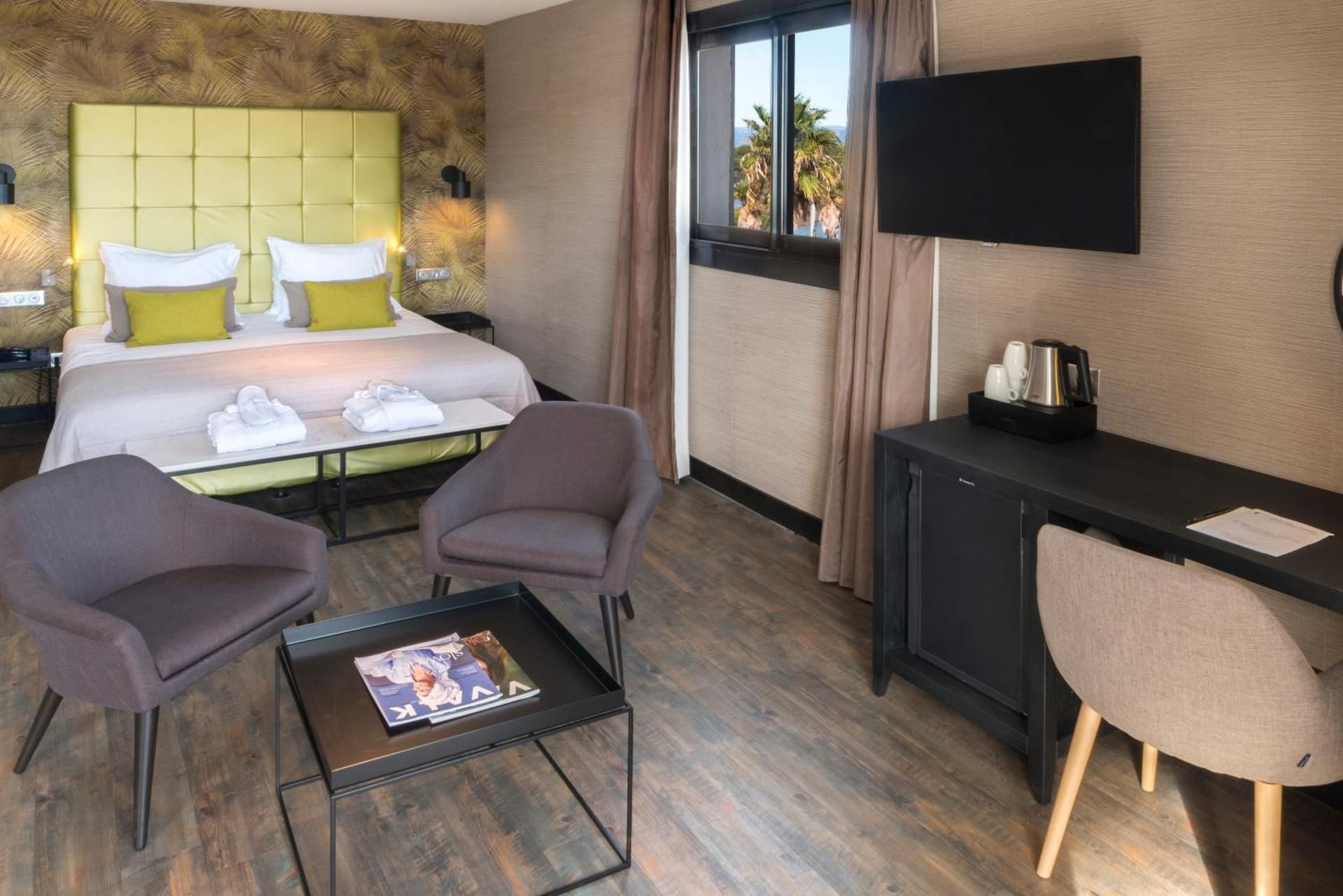 Suite with Balcony and Sea View