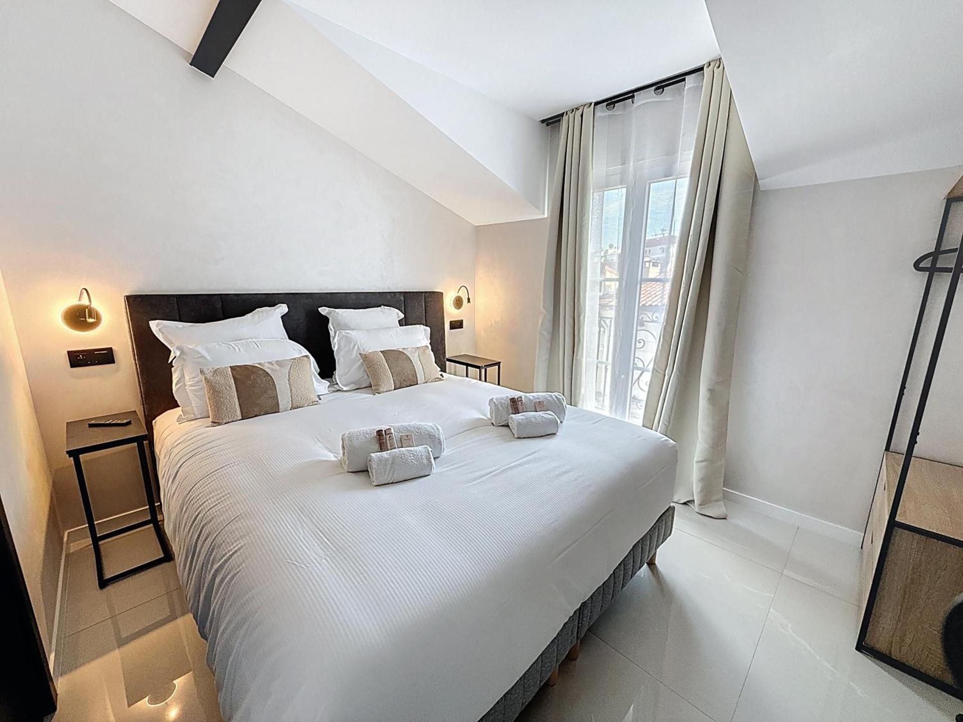 CALLA Four-Bedroom Apartment with Balcony