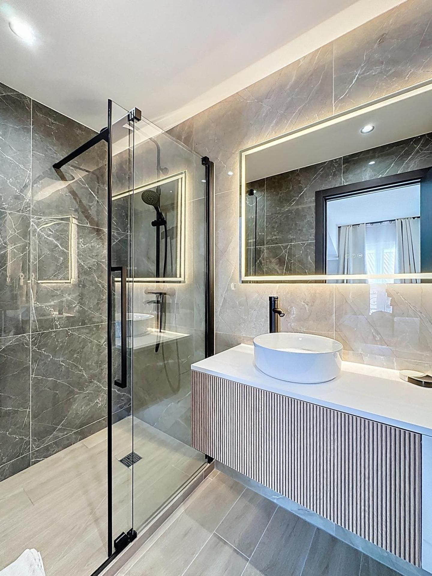 CALLA Four-Bedroom Apartment with Balcony