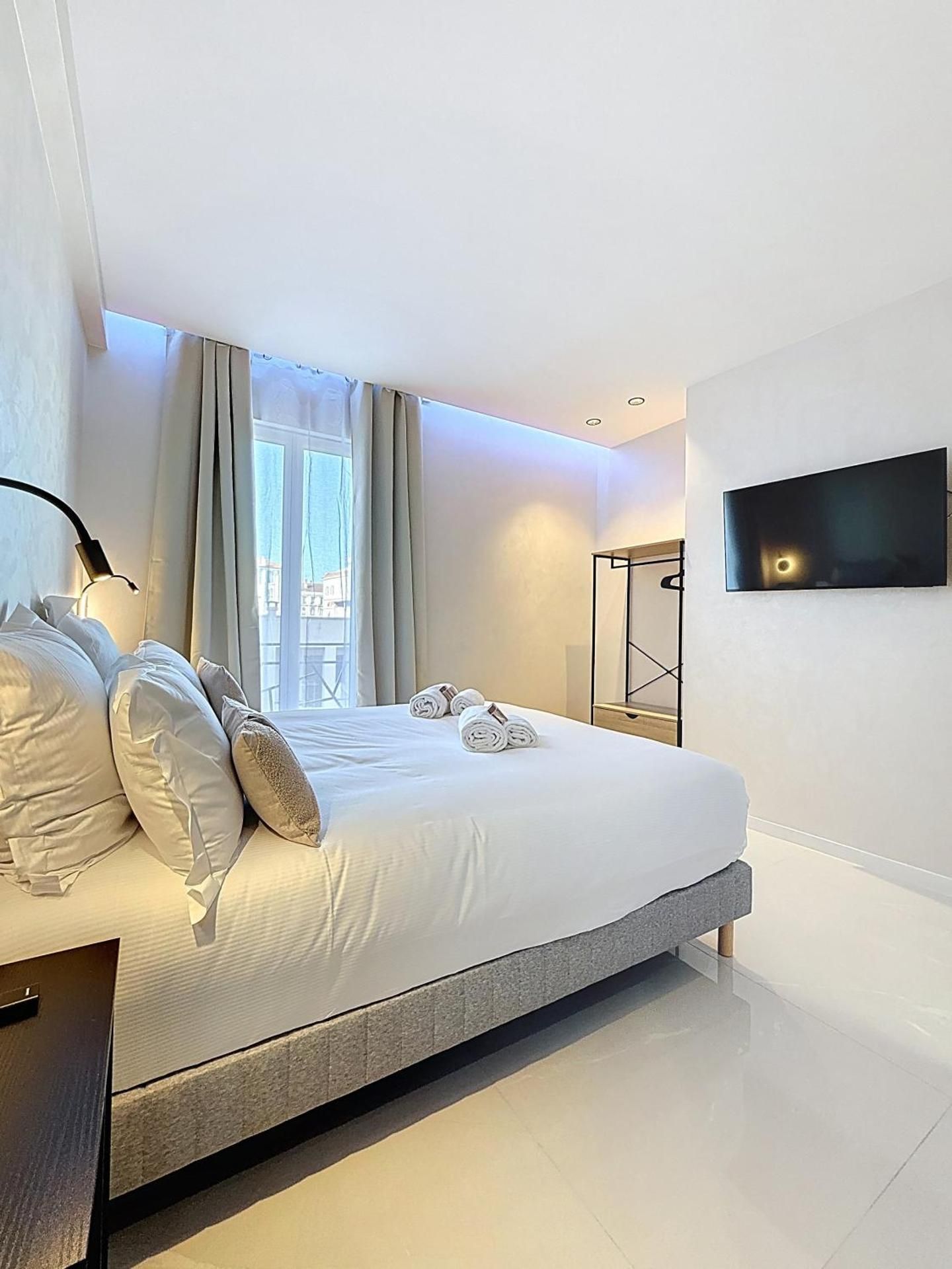 Luxury Apartment - Central Cannes, near Beach & Palais - LRACANNES FREESIA - Four-Bedroom Apartment with Balcony