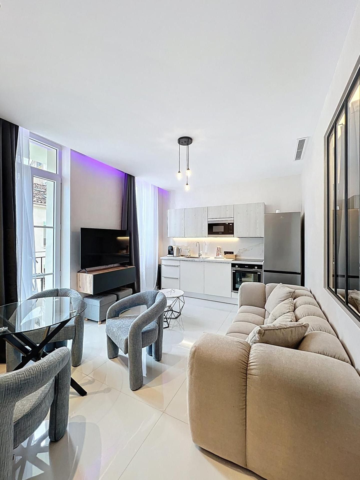 ROSE  - Two-Bedroom Deluxe Apartment with Balcony