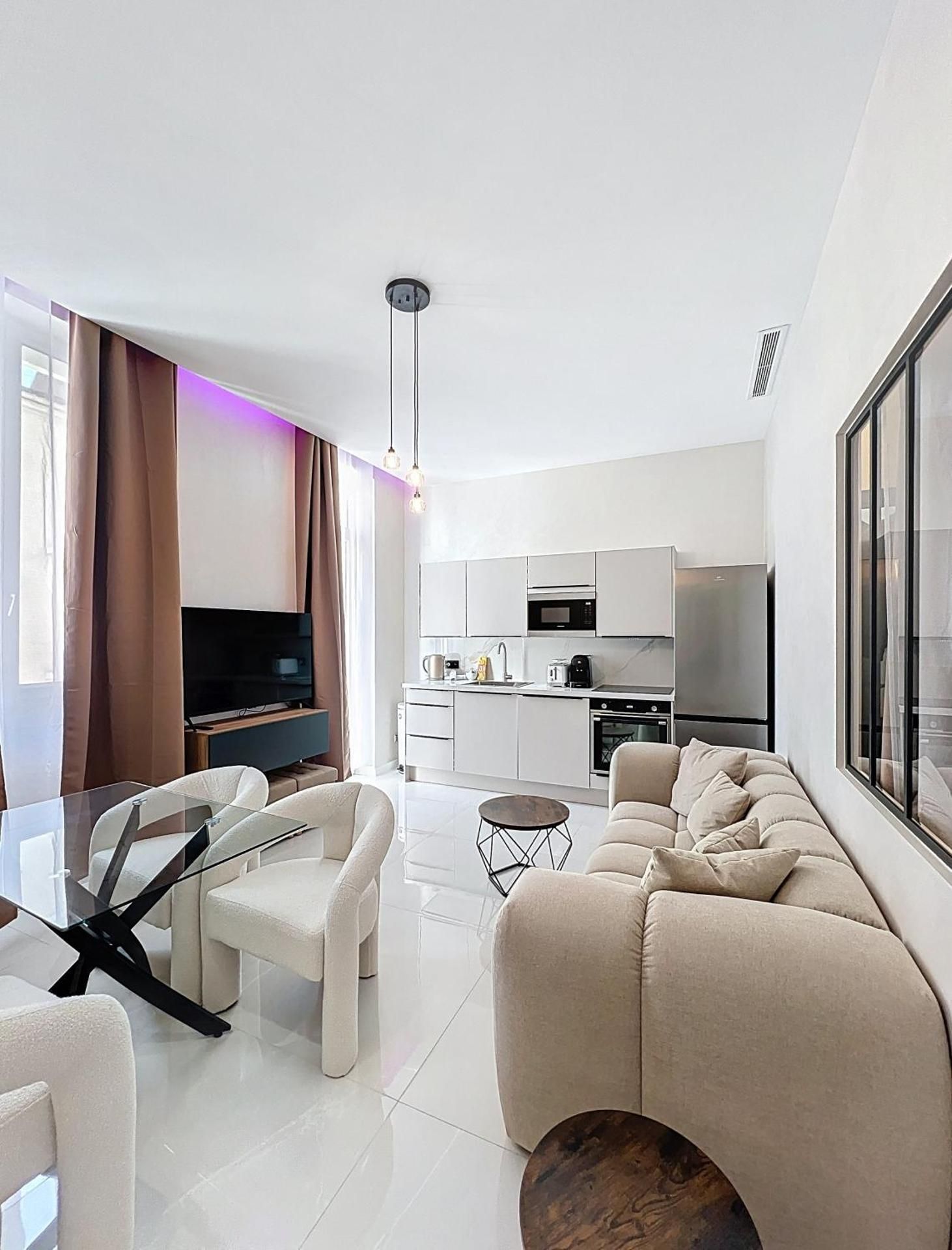 IRIS - Two-Bedroom Deluxe Apartment with Balcony