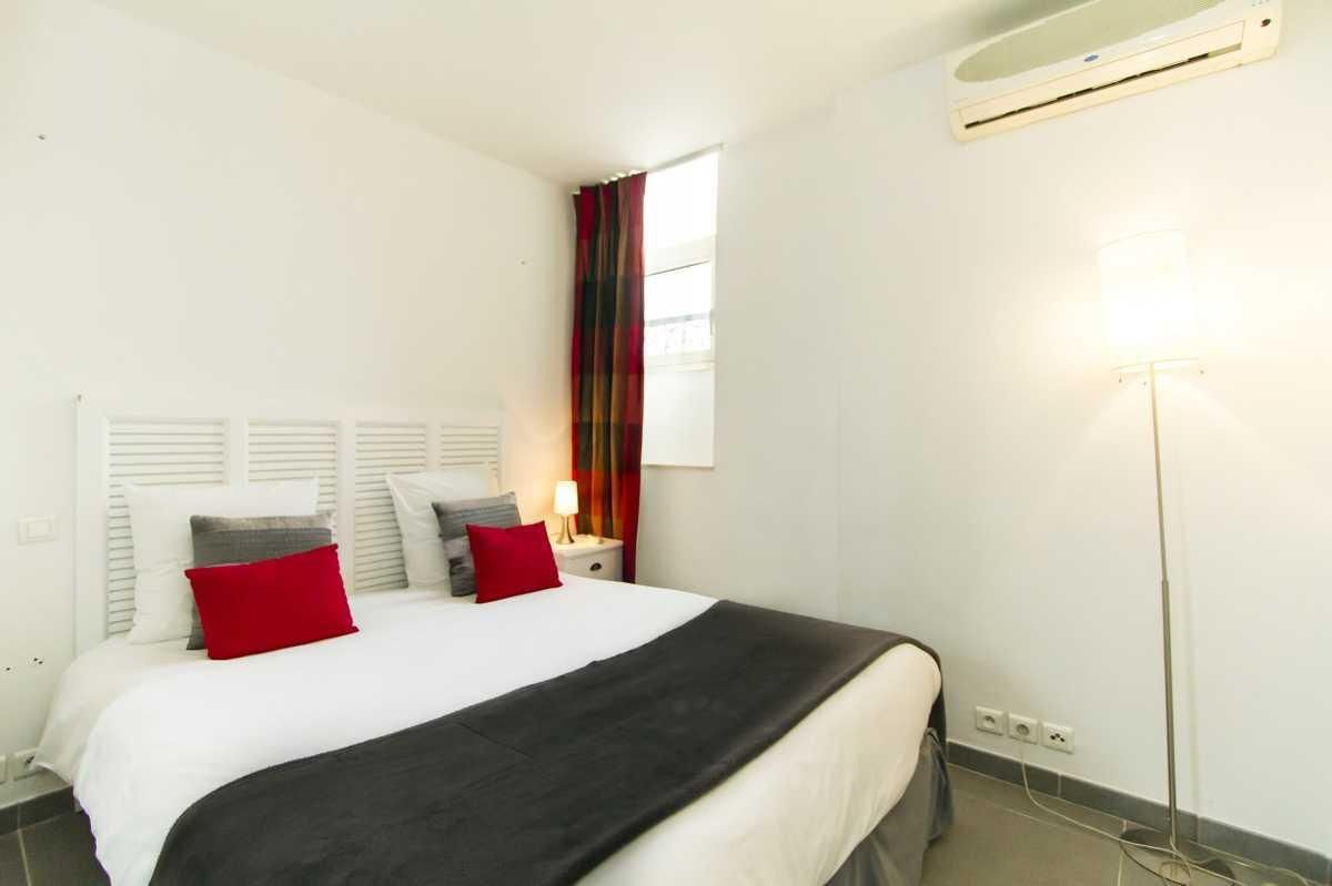 Superior Attic One-Bedroom Apartment (4 Adults)