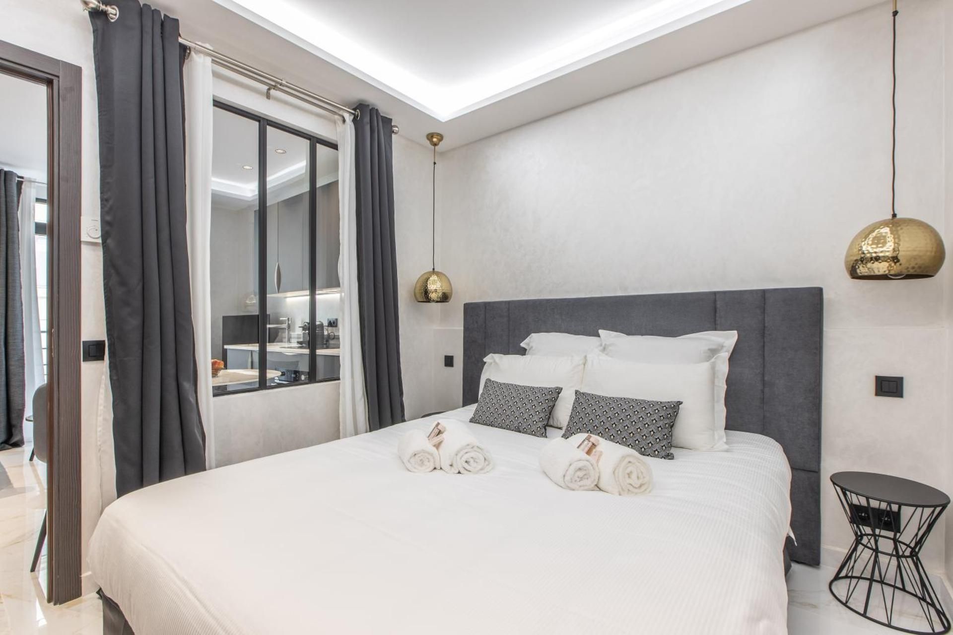 TURQUOISE One-Bedroom Apartment