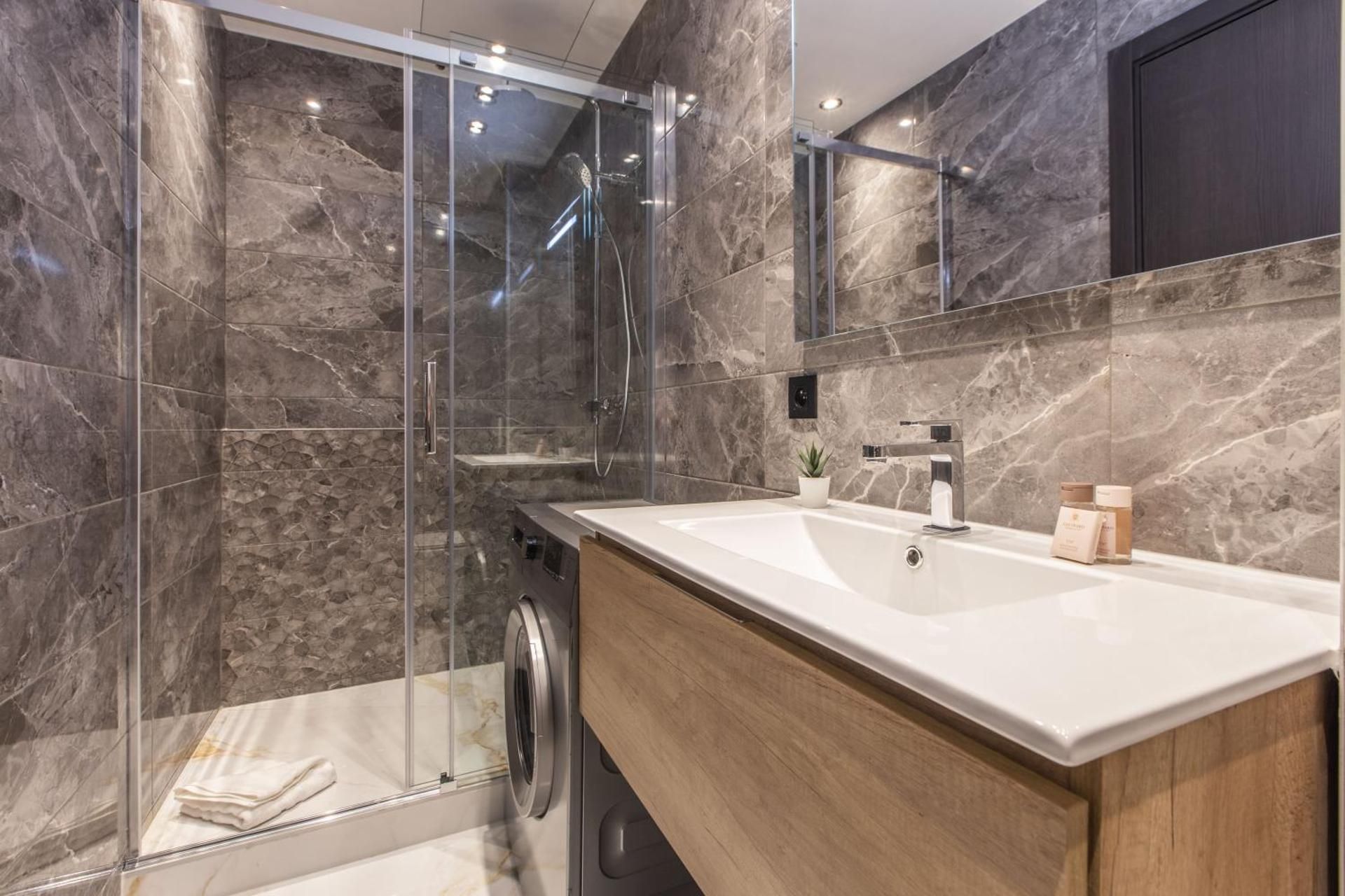 TURQUOISE One-Bedroom Apartment