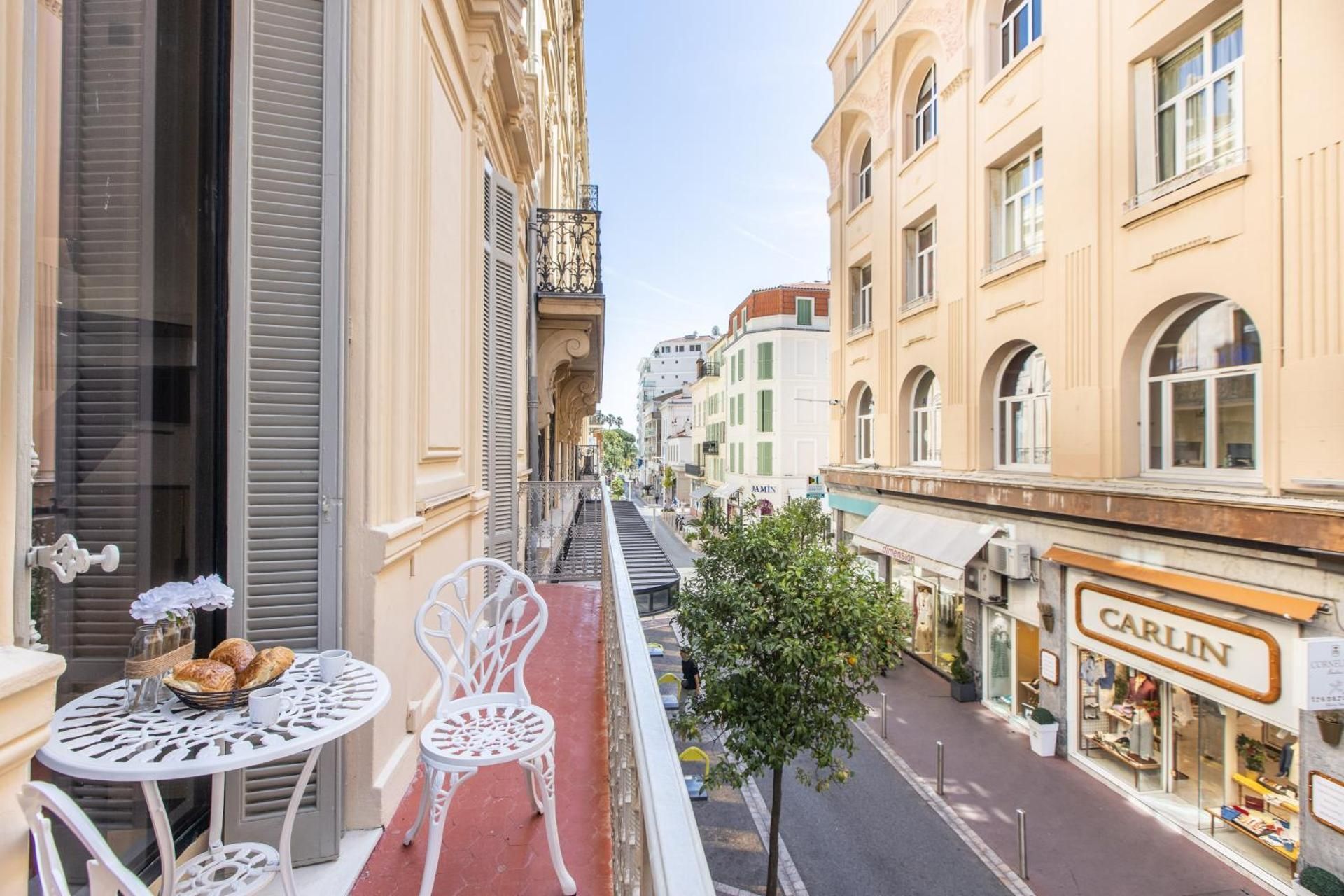 RUBIS Four-Bedroom Apartment with balcony