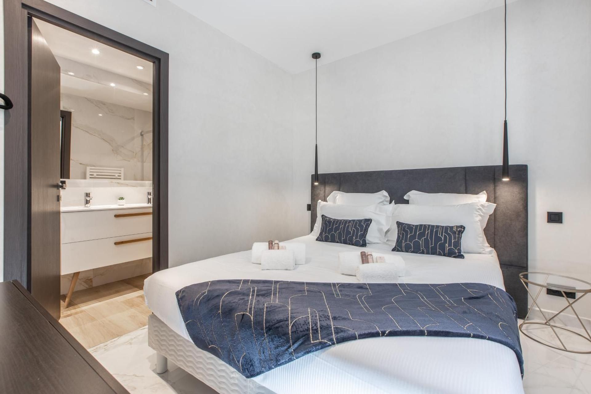 RUBIS Four-Bedroom Apartment with balcony