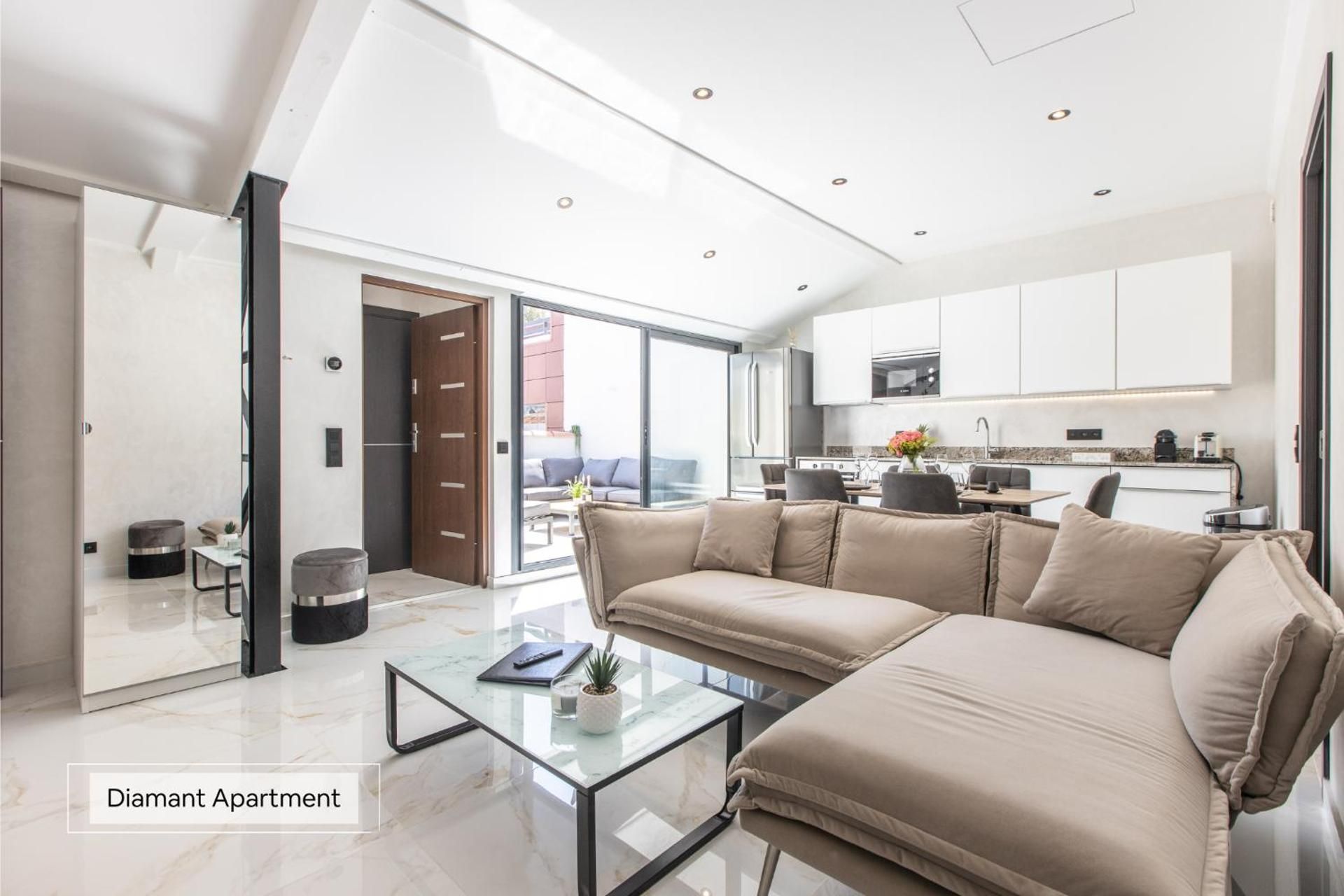 DIAMANT Four-Bedroom Apartment with Terrace and Jacuzzi