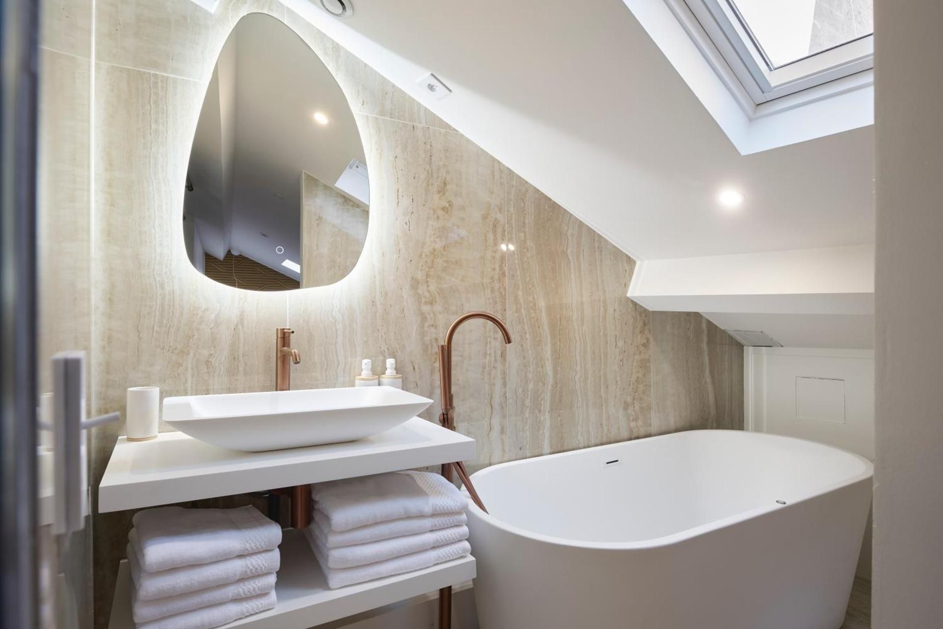 Le XV Cannes One-Bedroom Apartment with Spa Bath 3