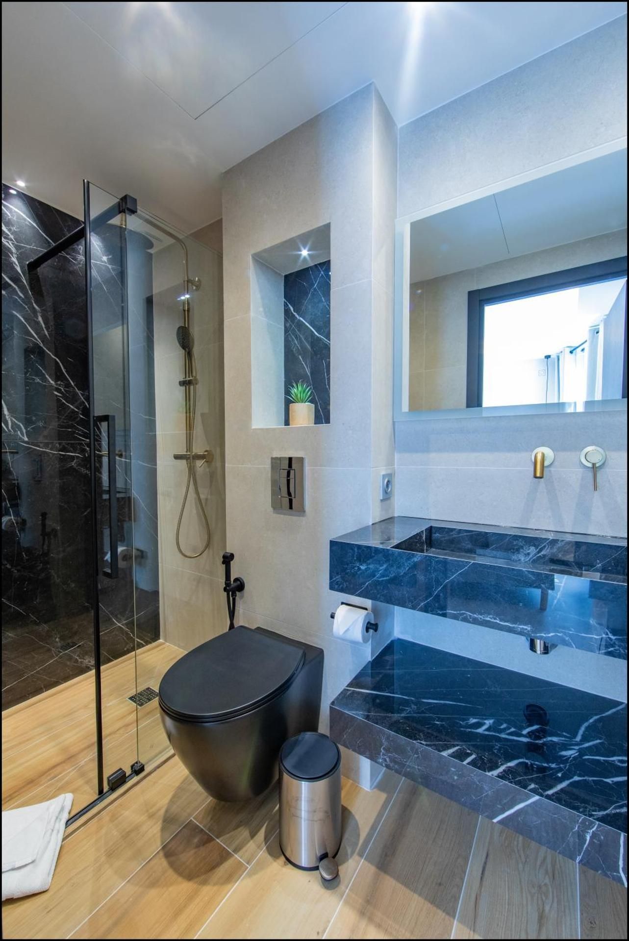ALPHA - Three-Bedroom Suite with balcony 