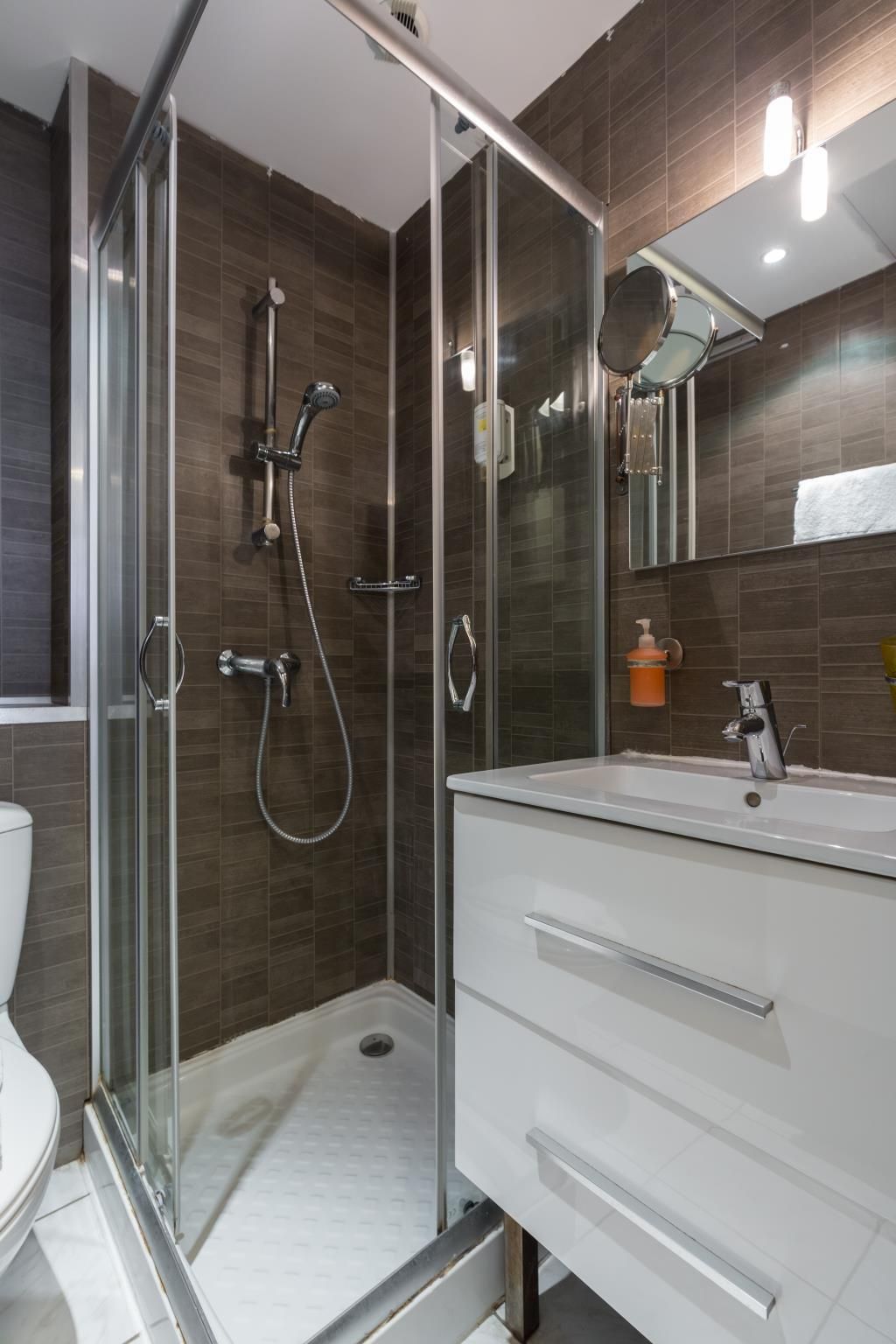 Florella Clemenceau Residence Standard One-Bedroom Apartment 3