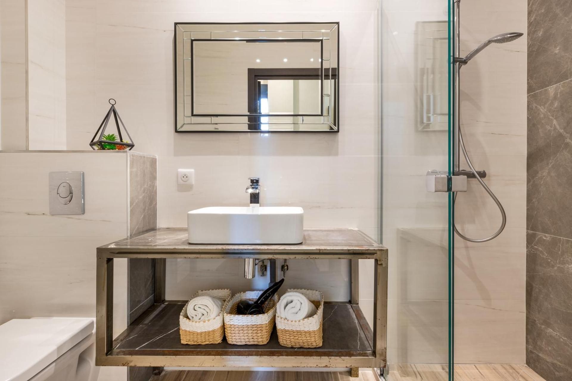 OSCAR -Two-Bedroom Apartment with Sofa Bed