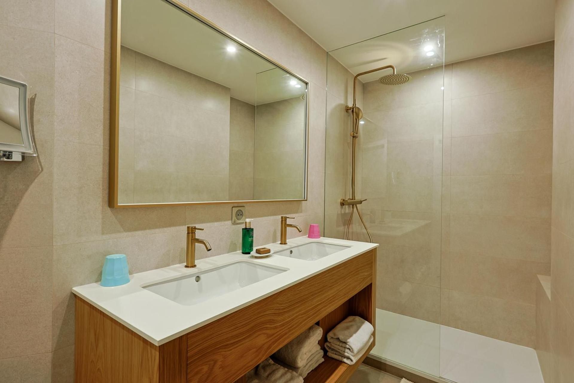 Hotel Le Fouquet's Privilege Triple Room with Terrace 3