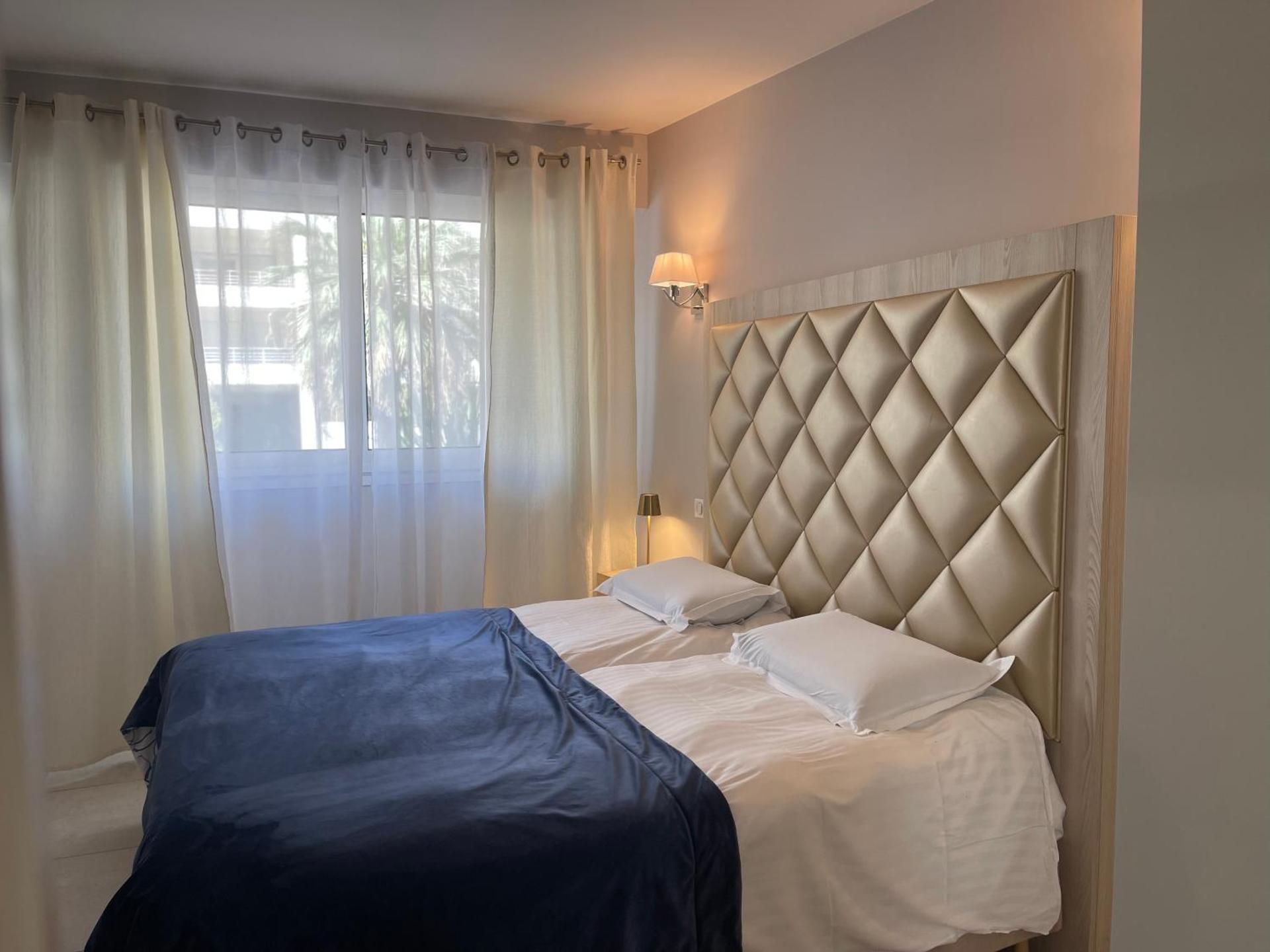 Hotel Le Fouquet's Two-Bedroom Apartment Yves Montand 2