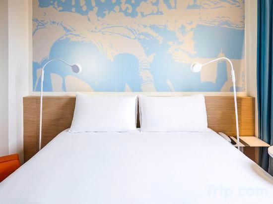 Standard Family Suite With 1 Double Bed And 1 Sofa For 2