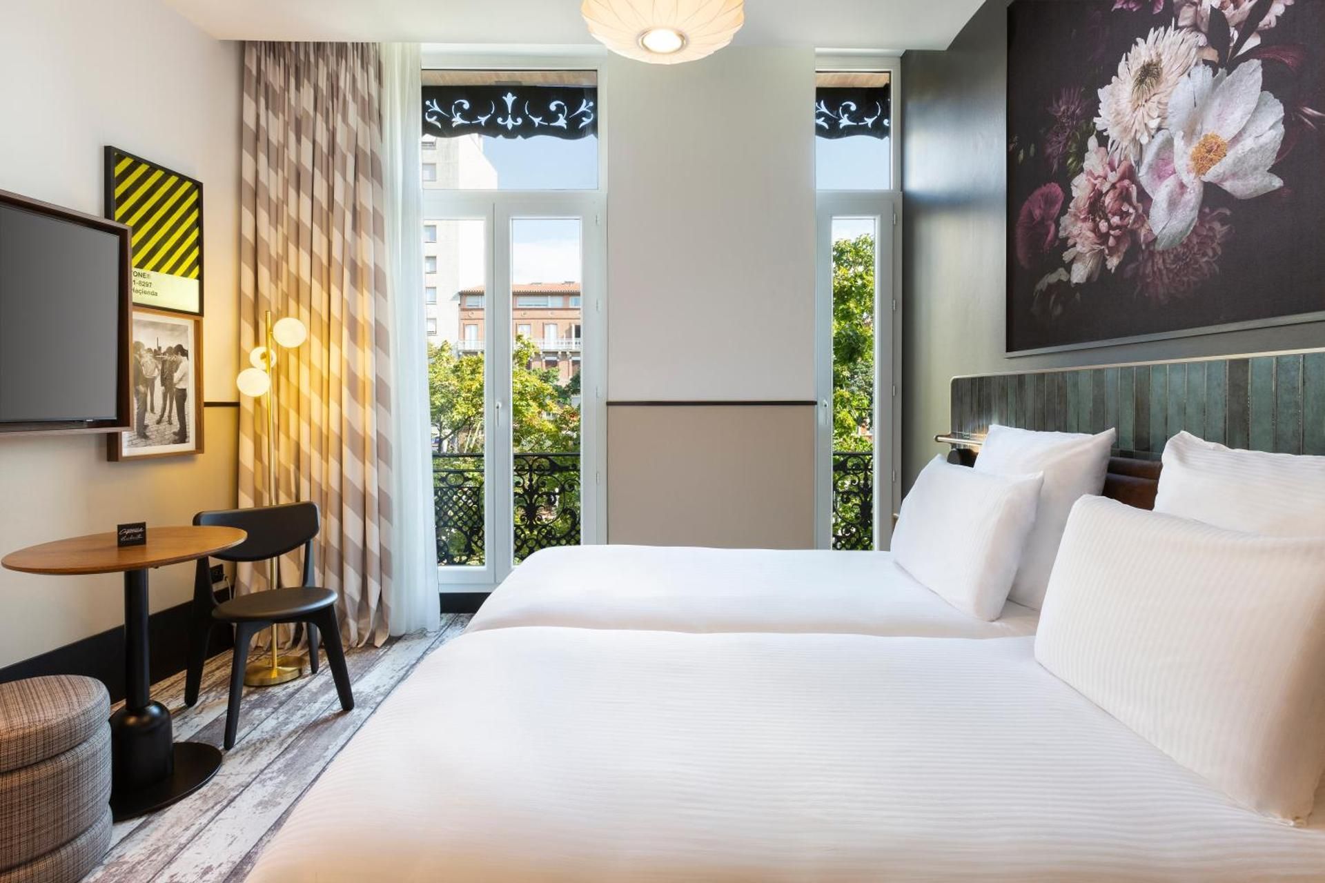 2 Adjacent rooms