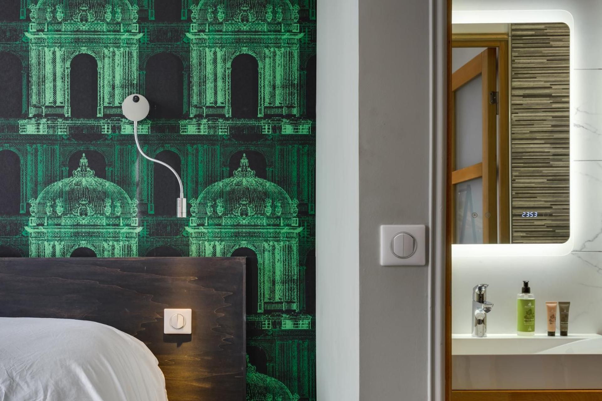 Deluxe Room - Street side