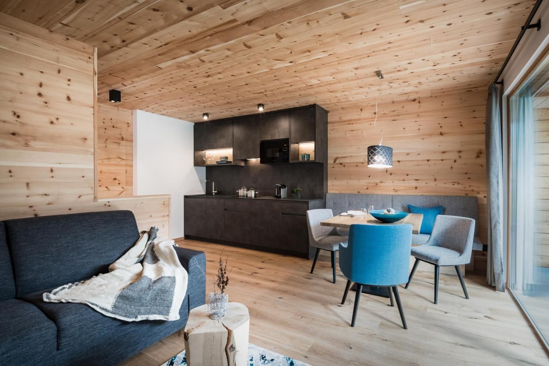 Apartment with Mountain View