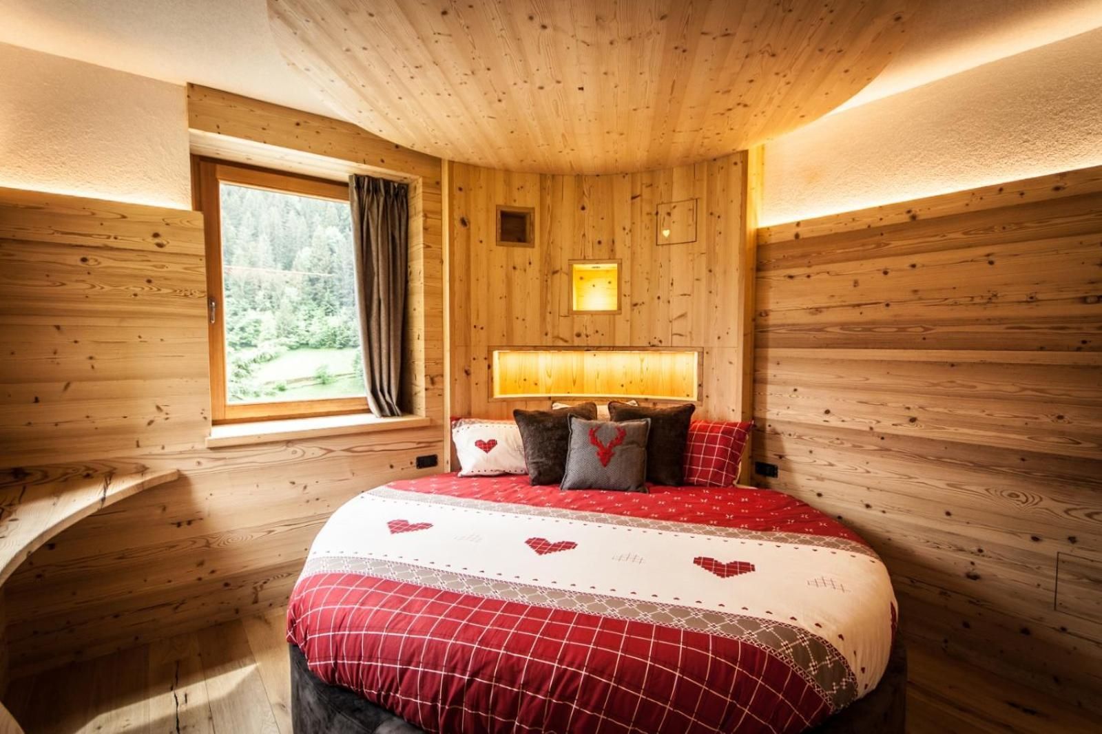 Deluxe Room (2 Adults + 1 Child)
