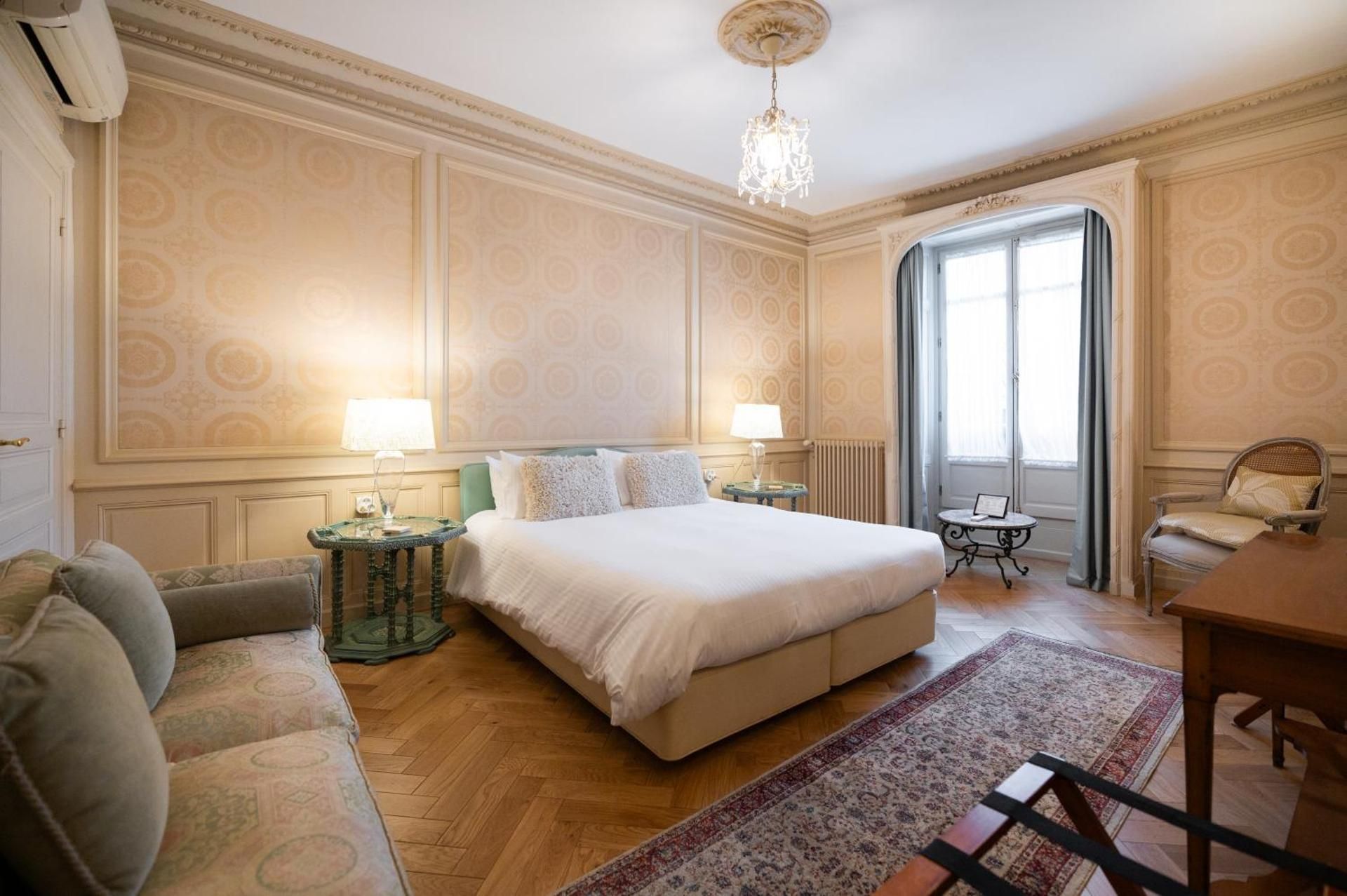 Deluxe Queen Room